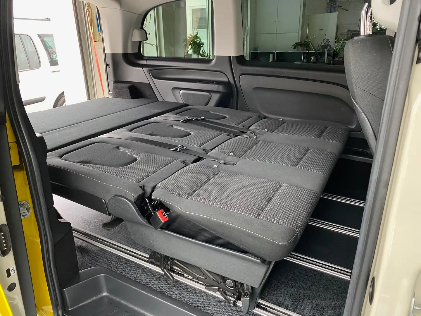 Mercedes-Benz Vito Tourer 114 Pro Aut Liege-Paket Standheiz AHK Gelb - 1