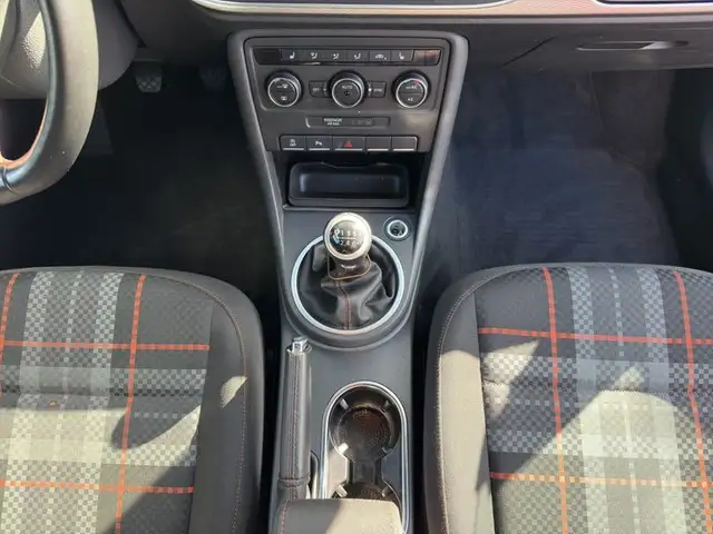 Volkswagen Beetle view 11
