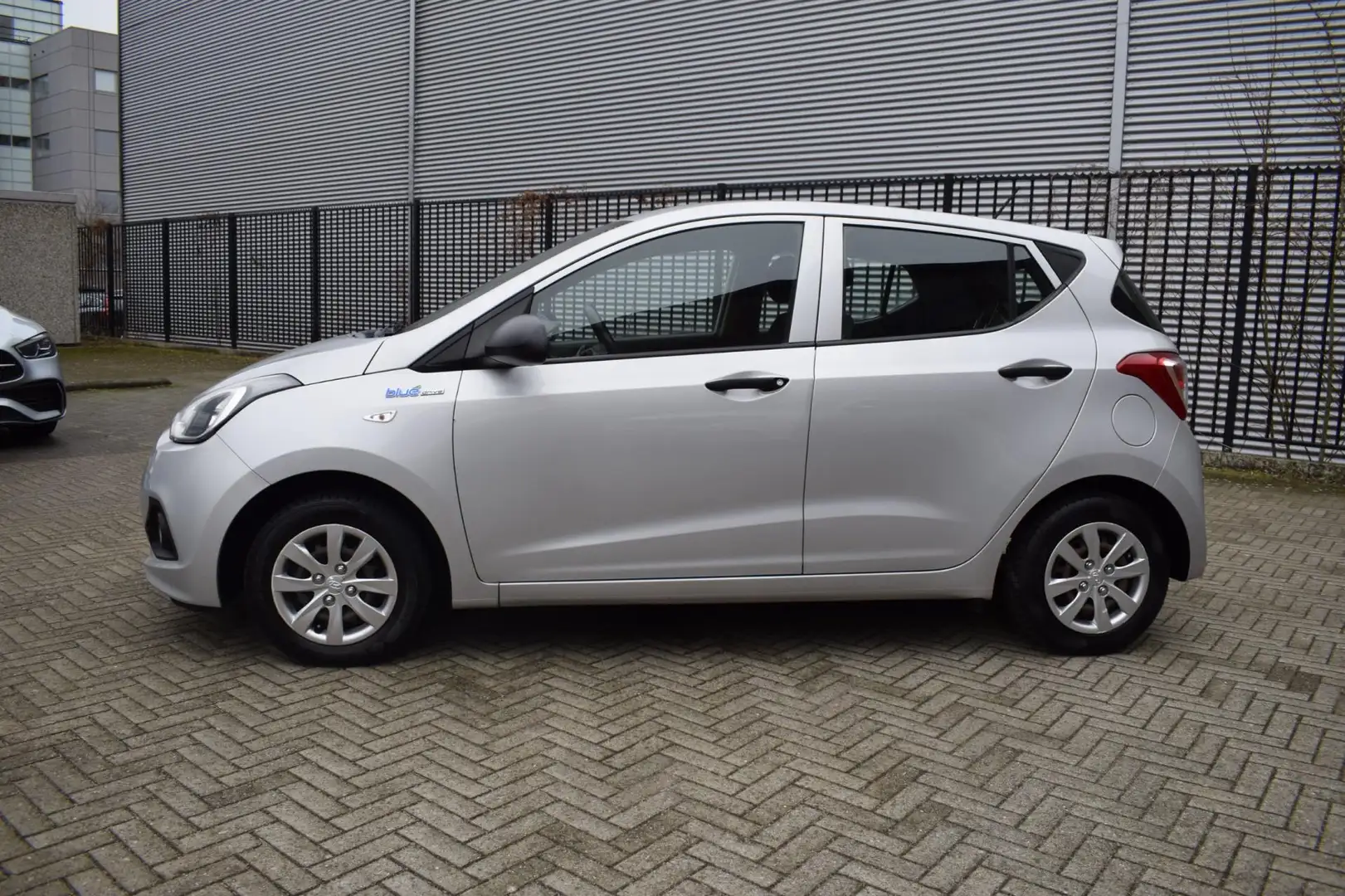 Hyundai i10 1.0i i-Drive 5 Deurs Nette Auto Grijs - 2