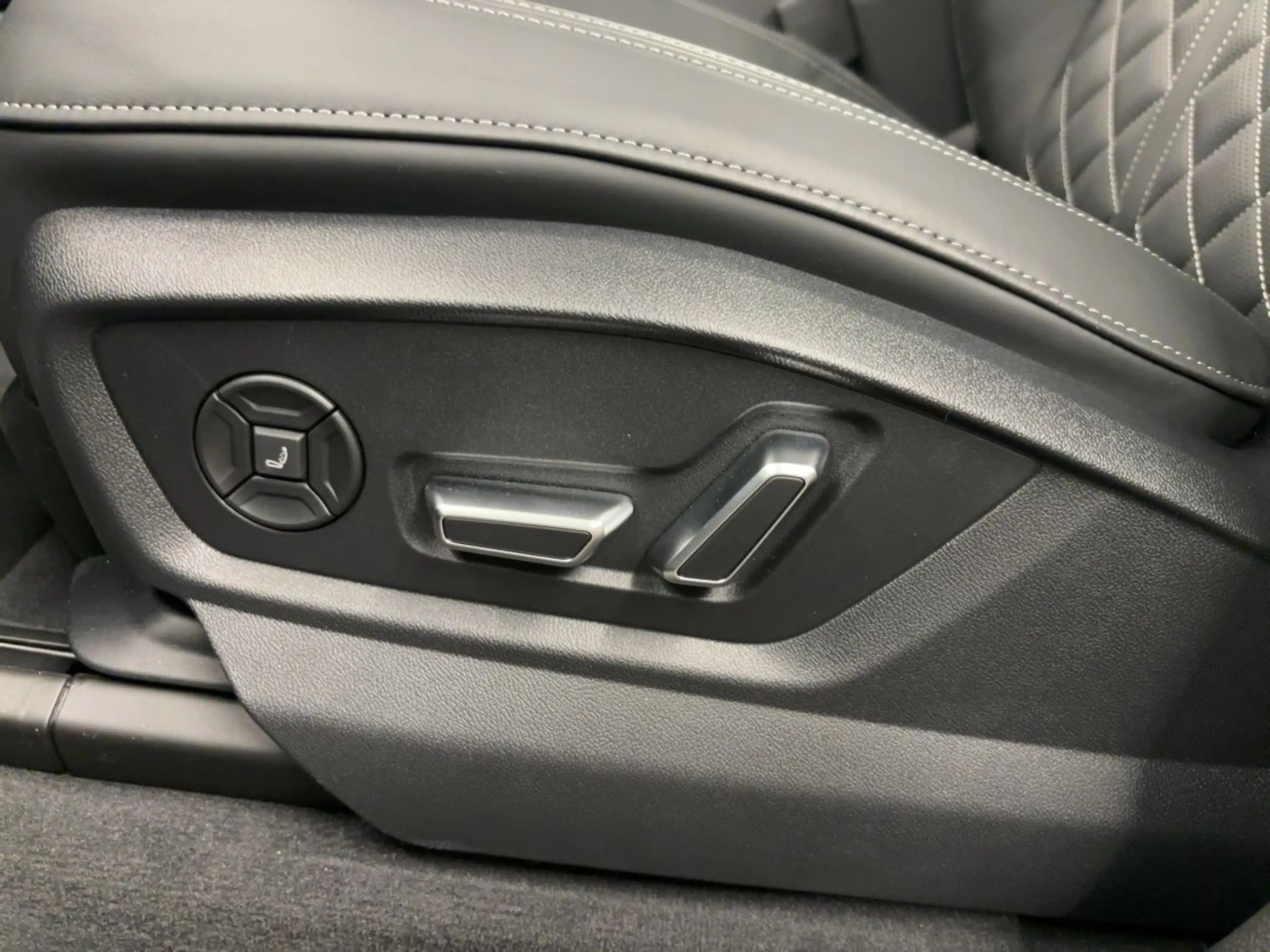 Audi SQ7 tiptronic — photo 15