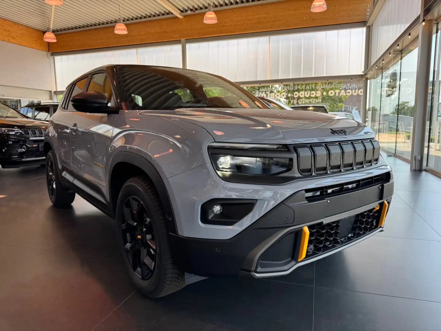 Jeep Avenger The North Face (one of 4806) 4xe Grijs - 2