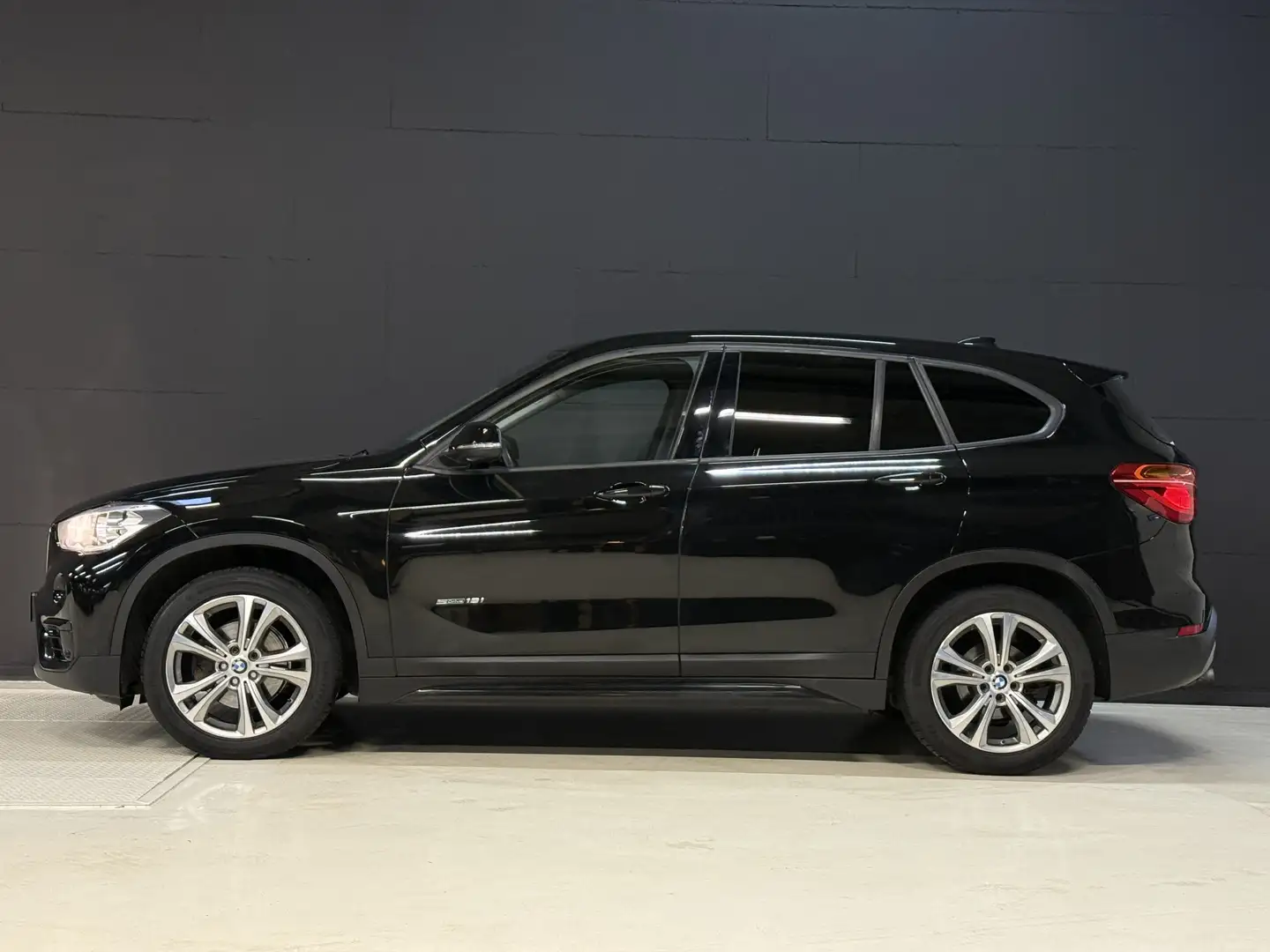 BMW X1 sDrive18i Executive | Leder | Sportstoelen | Stoel Zwart - 2