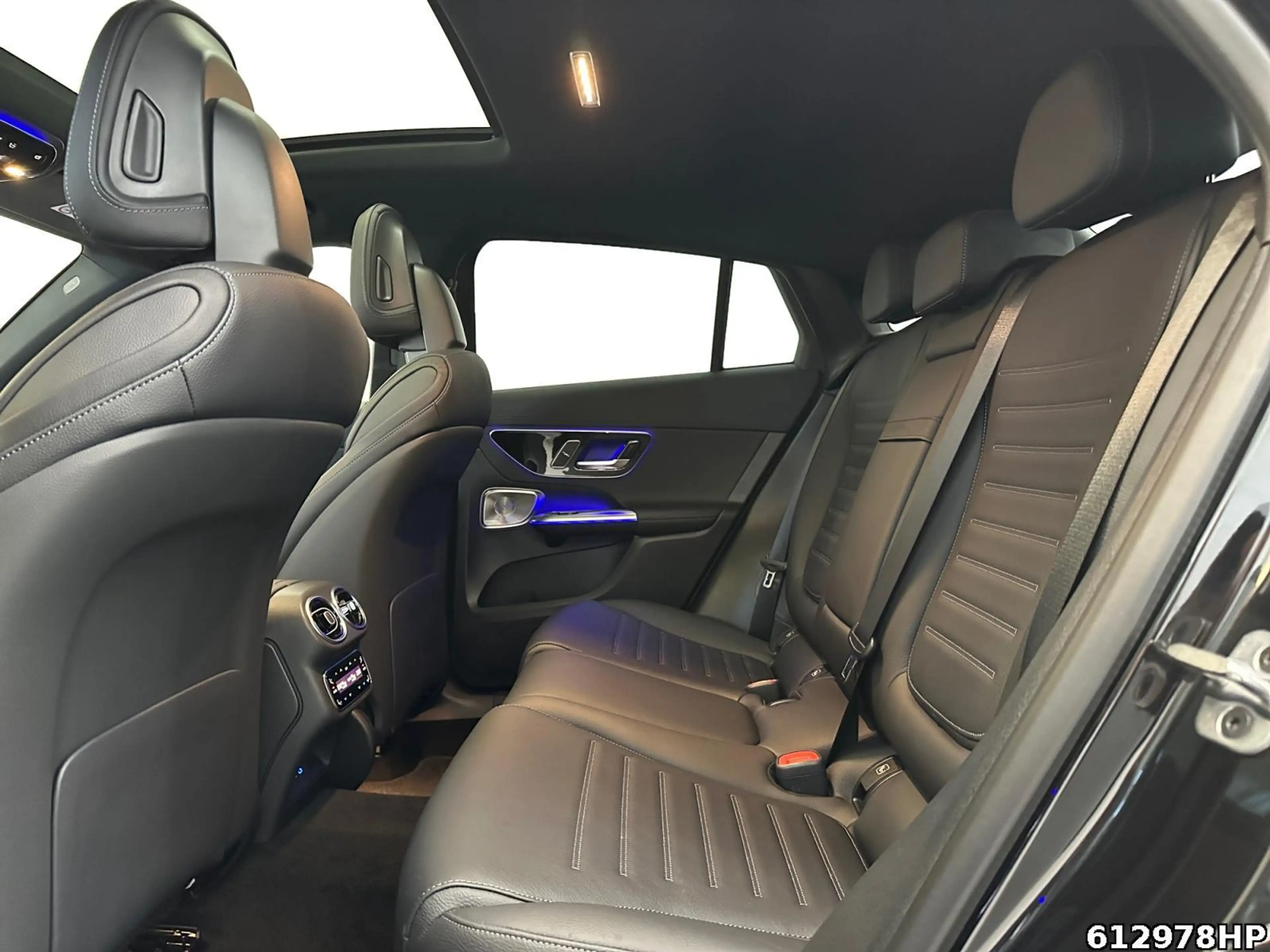 Mercedes-Benz GLC 300 4M AMG Coupé AHK Pano HUD Burmester Nigh — photo 11