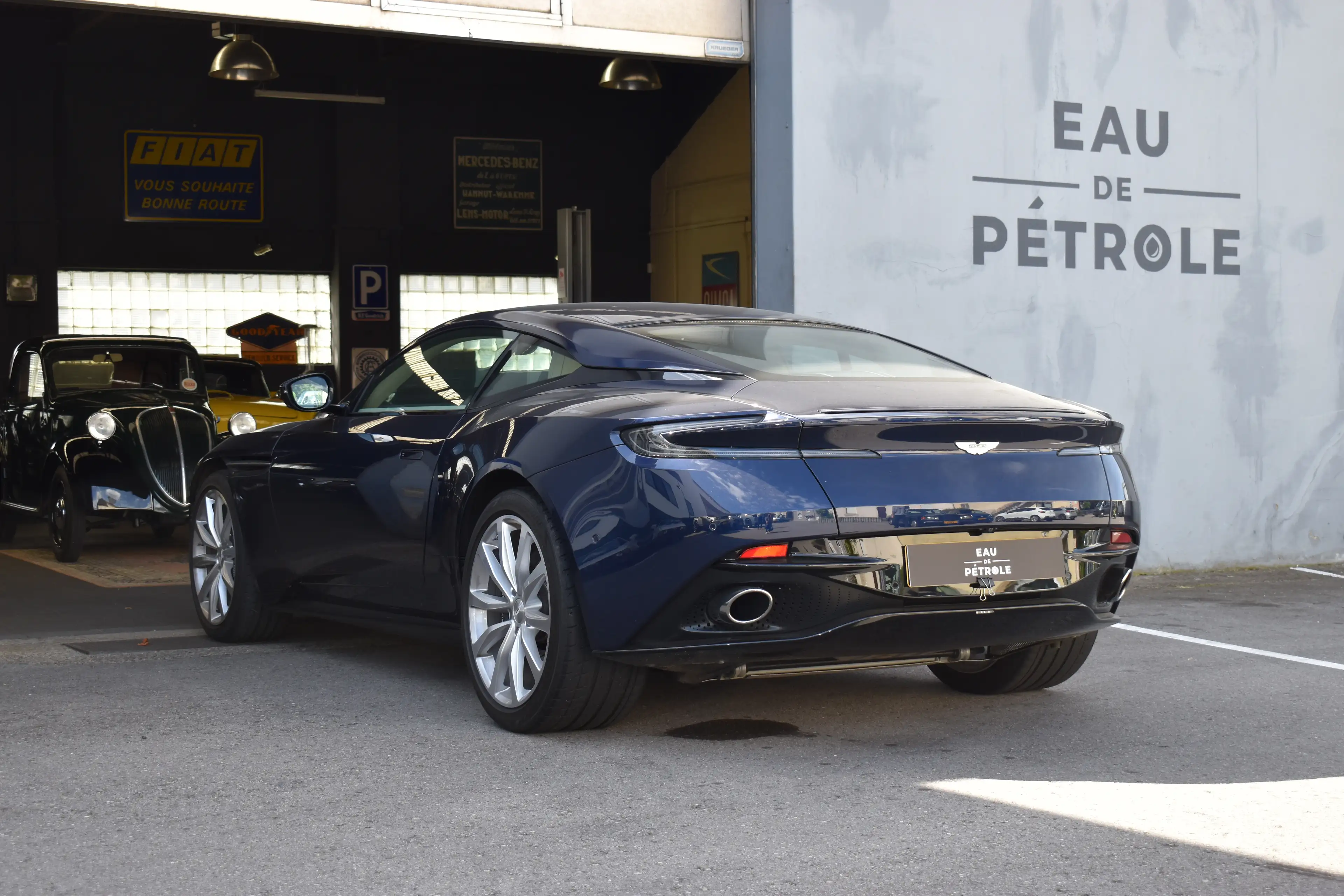 Aston Martin DB11 — photo 7
