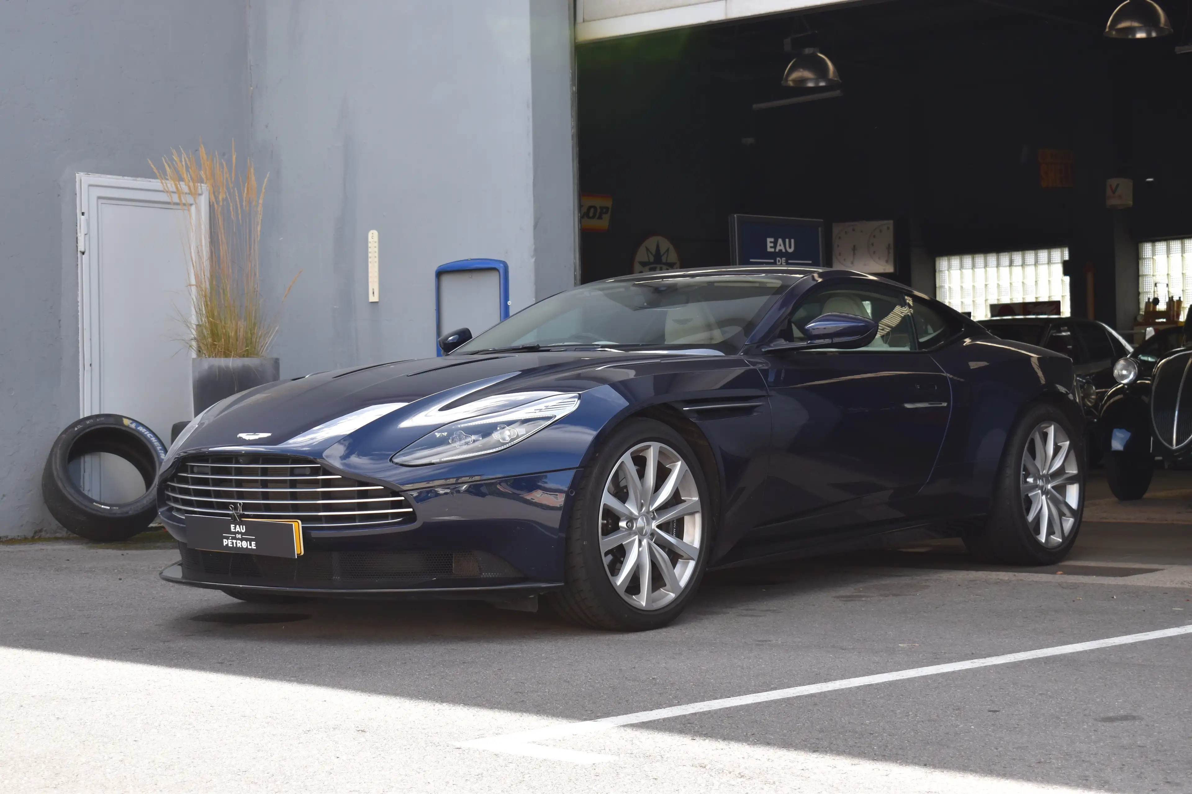 Aston Martin DB11 — photo 4