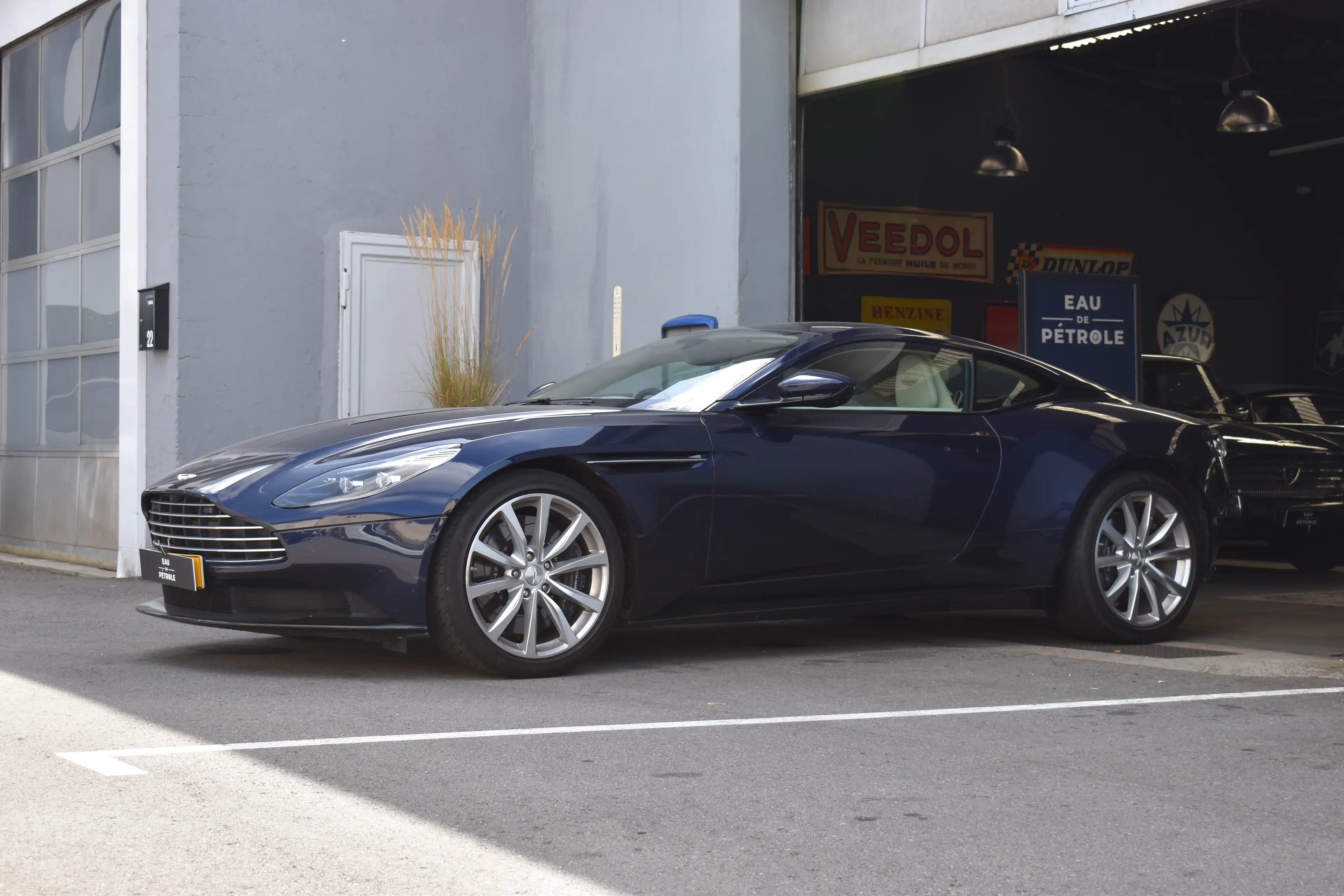 Aston Martin DB11 — photo 5