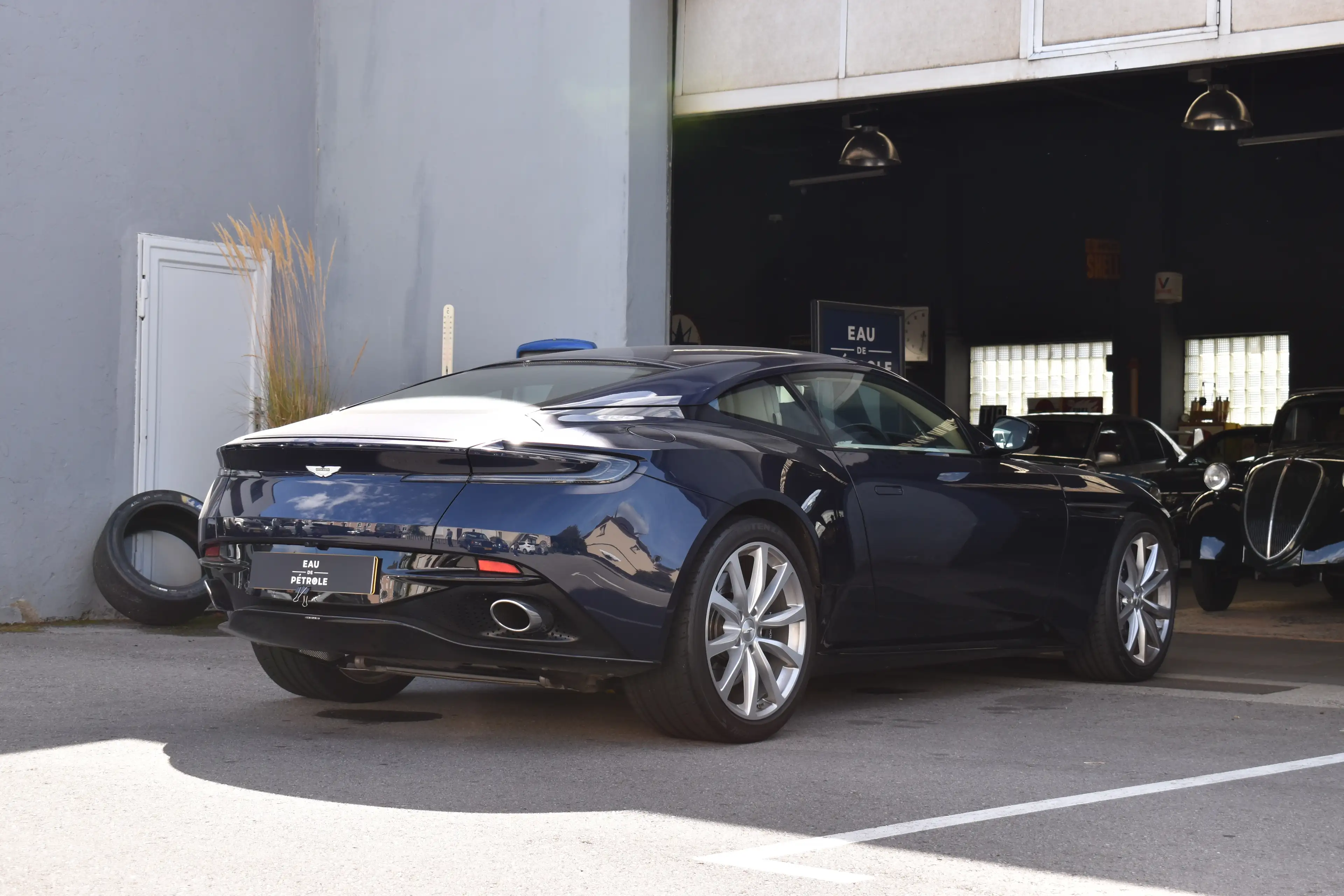 Aston Martin DB11 — photo 9