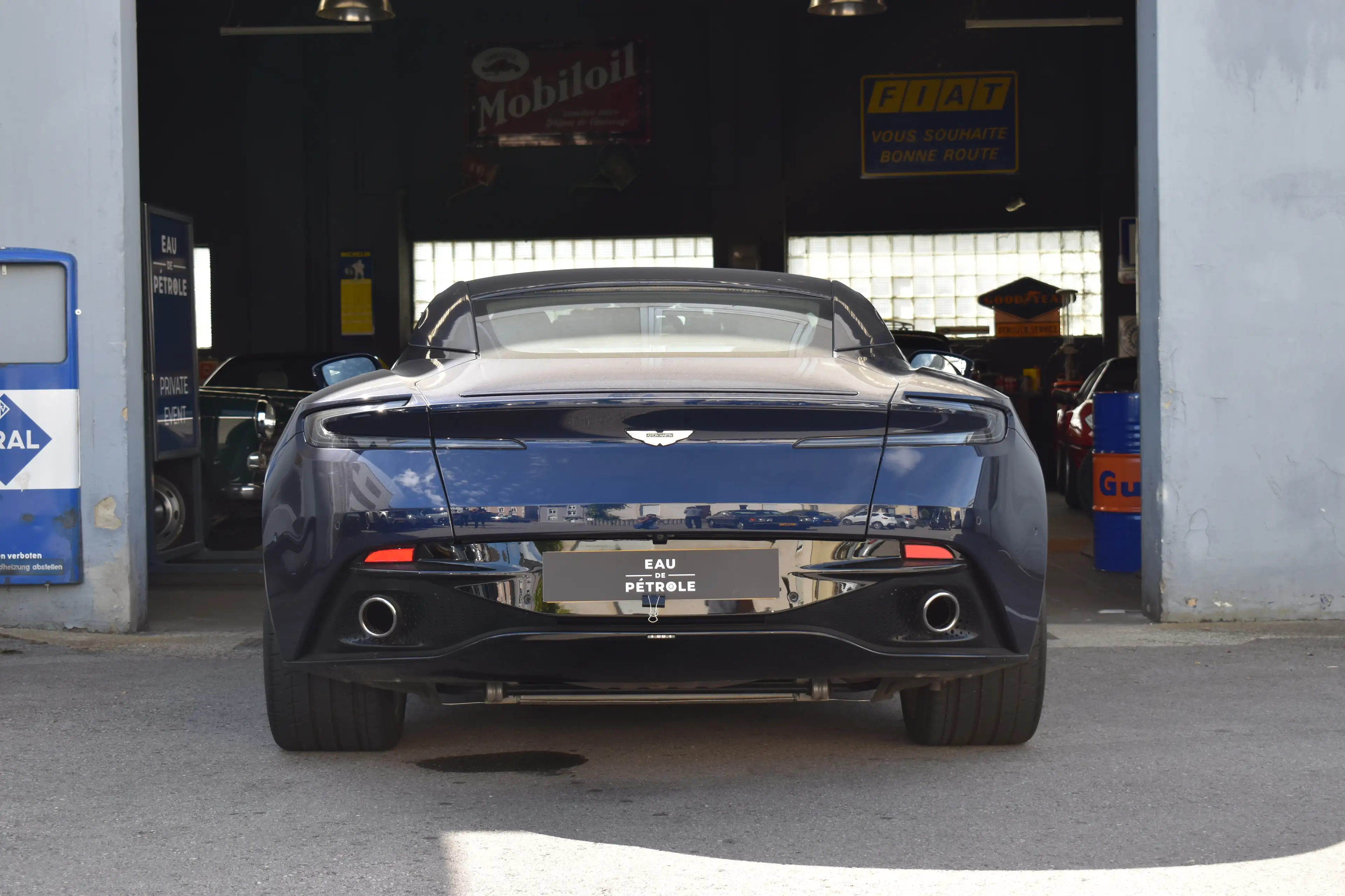 Aston Martin DB11 — photo 8