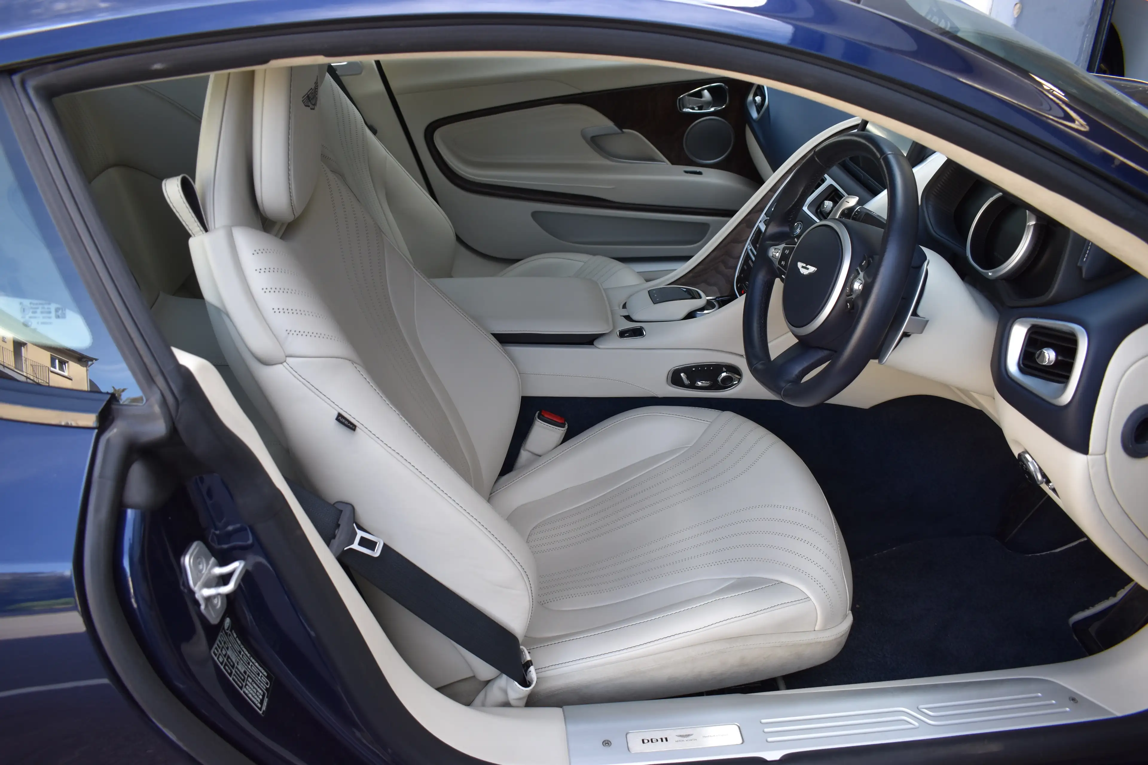 Aston Martin DB11 — photo 12