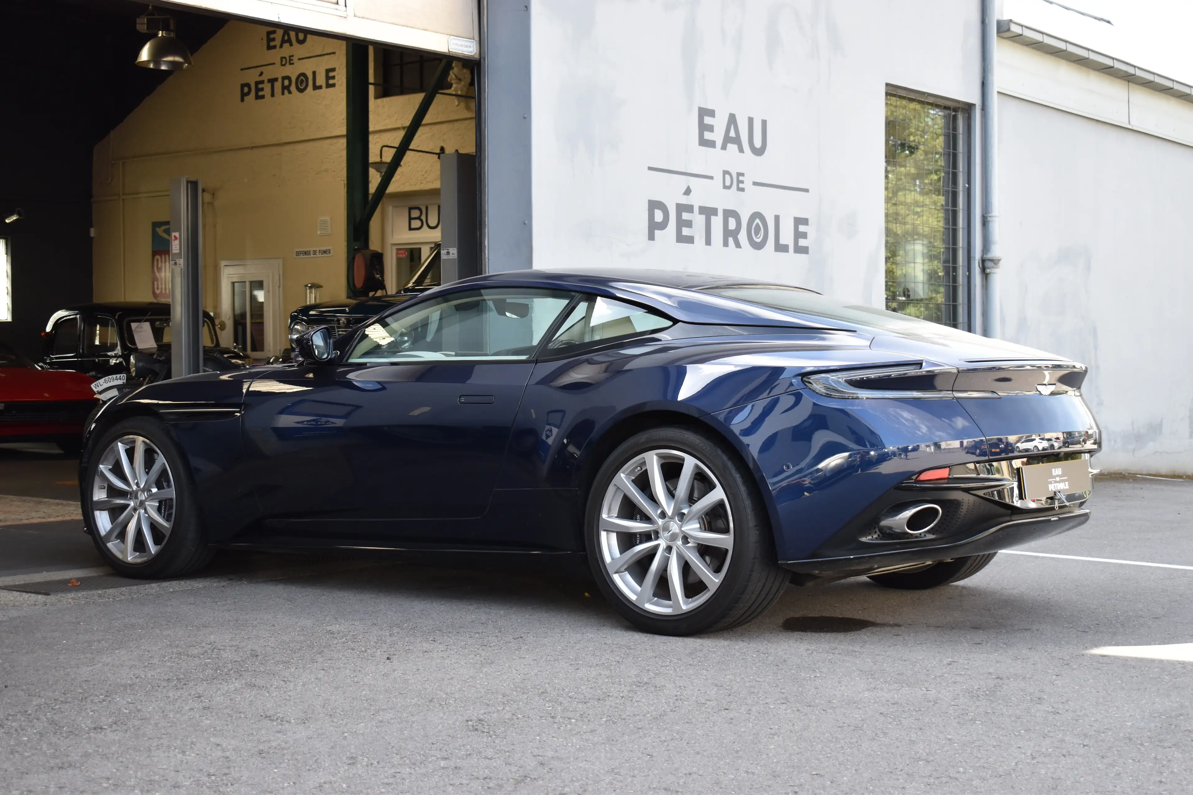 Aston Martin DB11 — photo 6