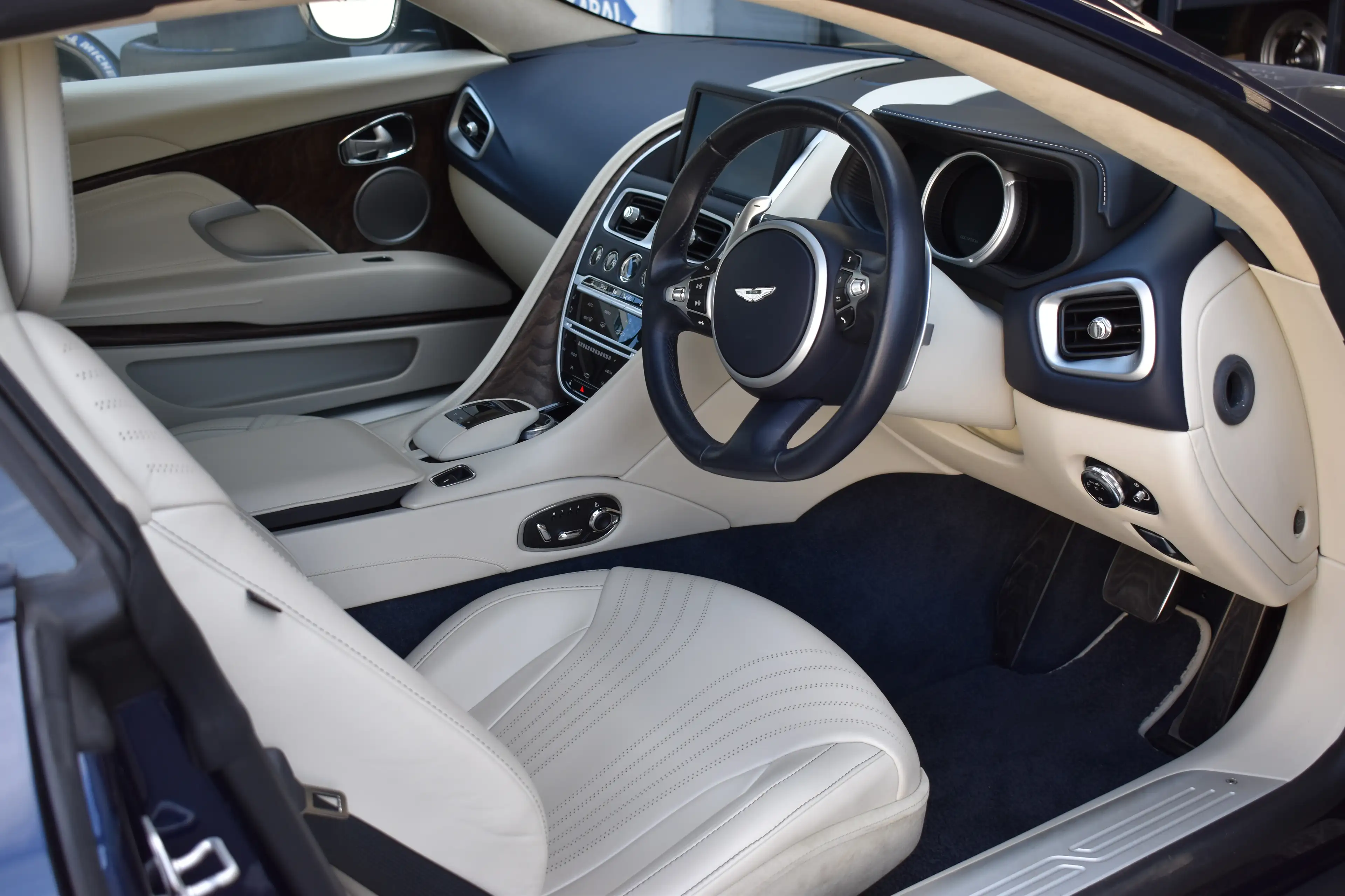 Aston Martin DB11 — photo 11
