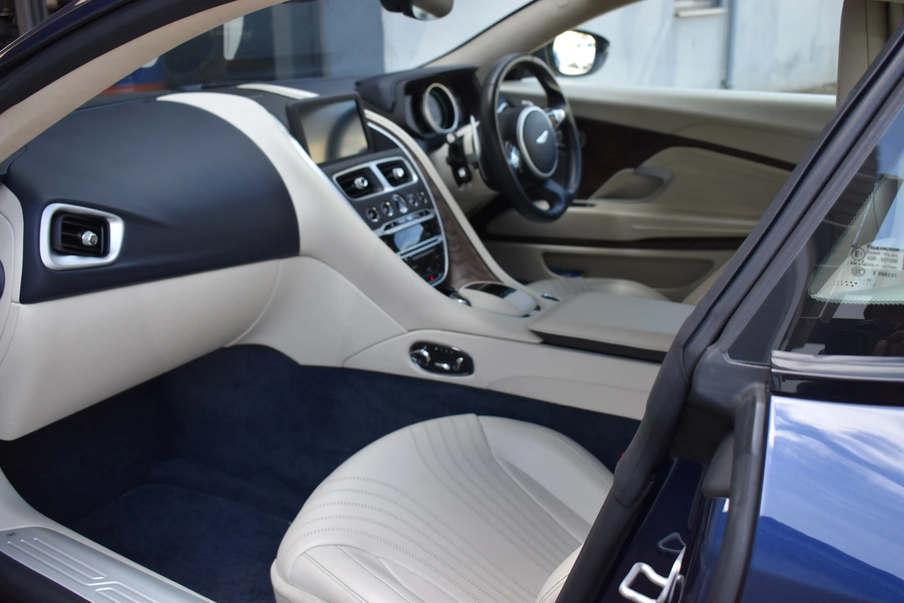 Aston Martin DB11 — photo 14