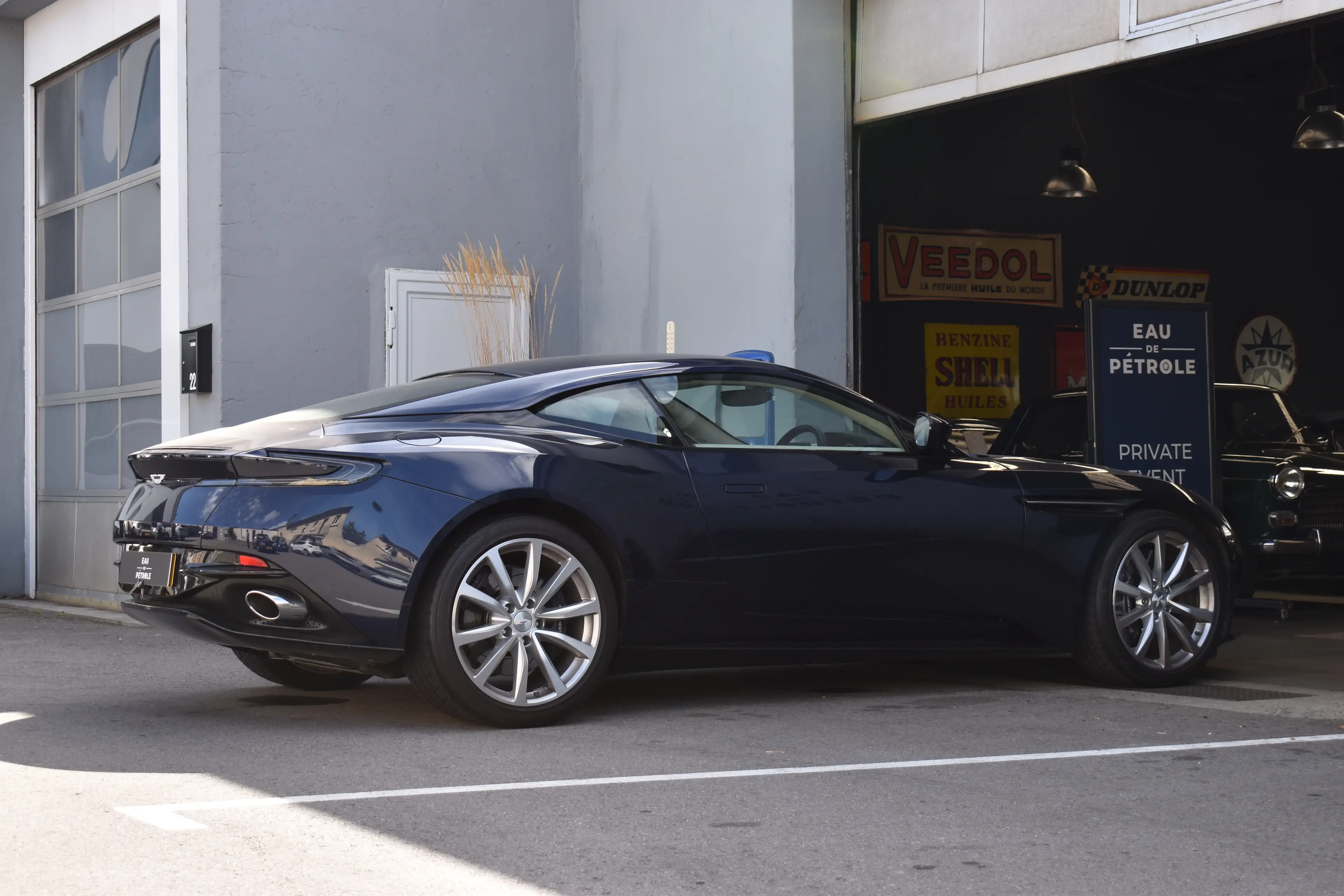 Aston Martin DB11 — photo 10