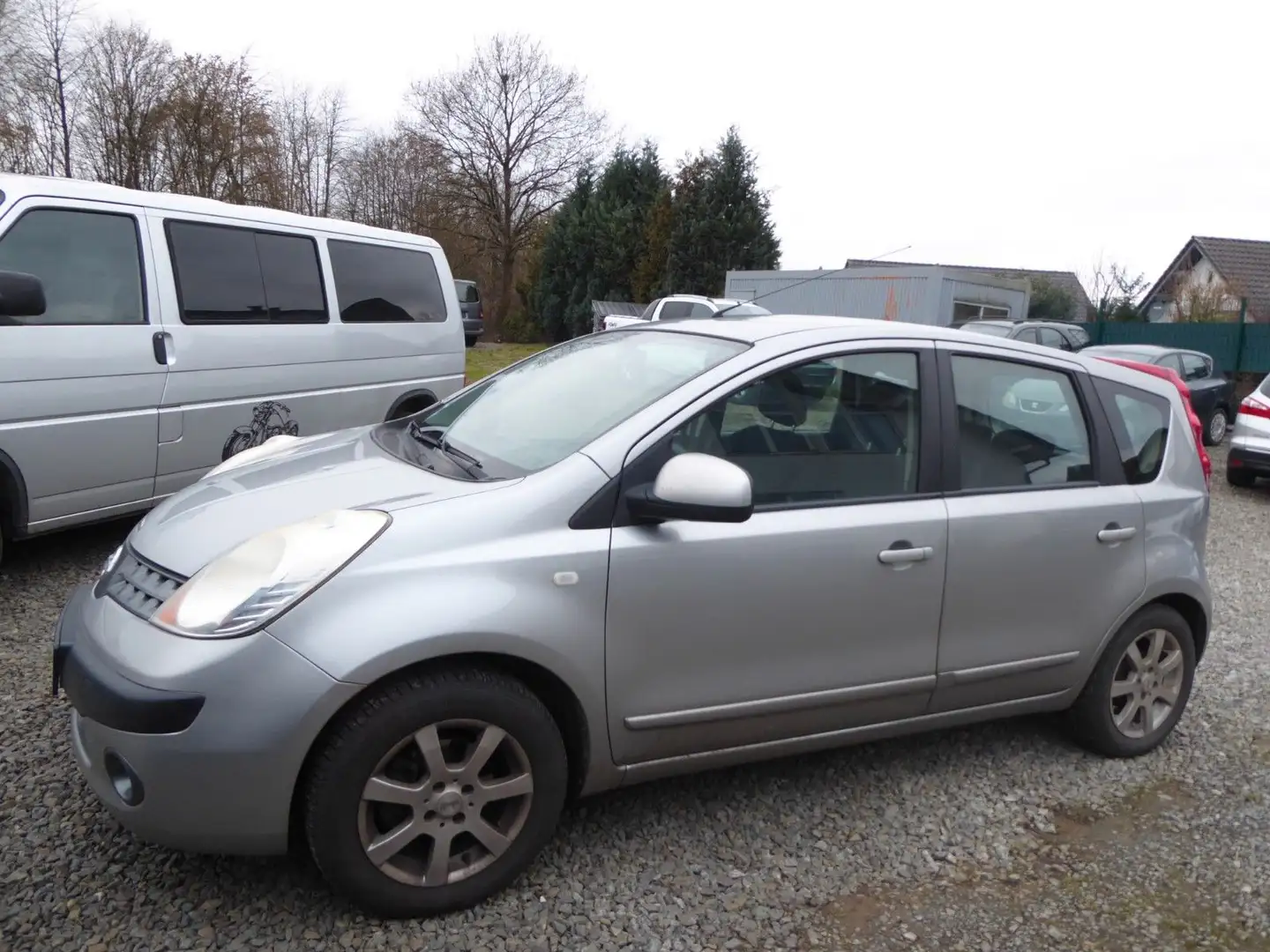 Nissan Note acenta 1,4 Silber - 2