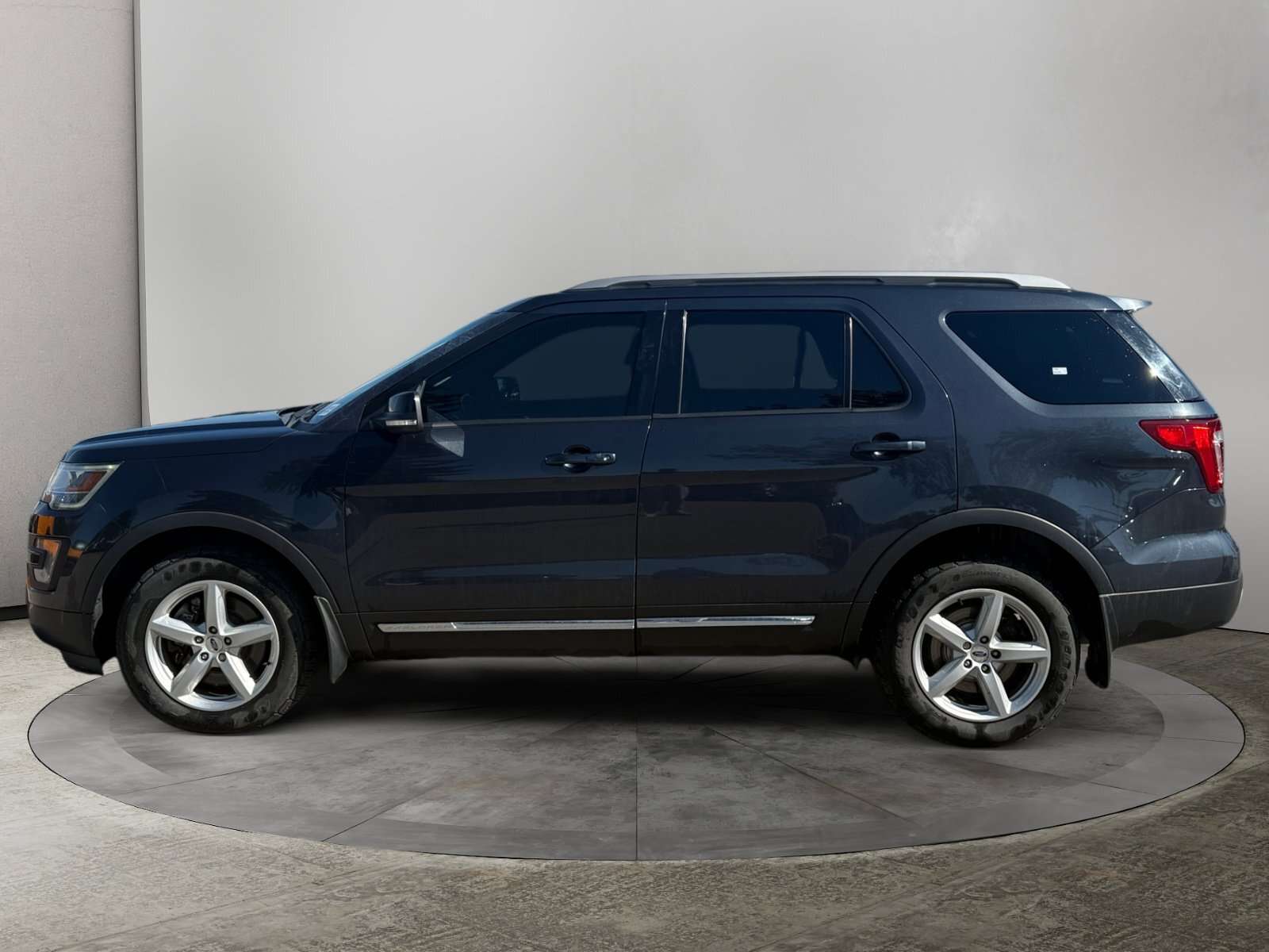2017 Ford Explorer XLT | SUNROOF | TECH PACKAGE — снимка 1