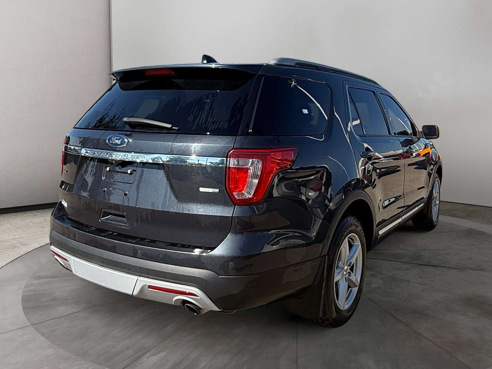 2017 Ford Explorer XLT | SUNROOF | TECH PACKAGE — снимка 1