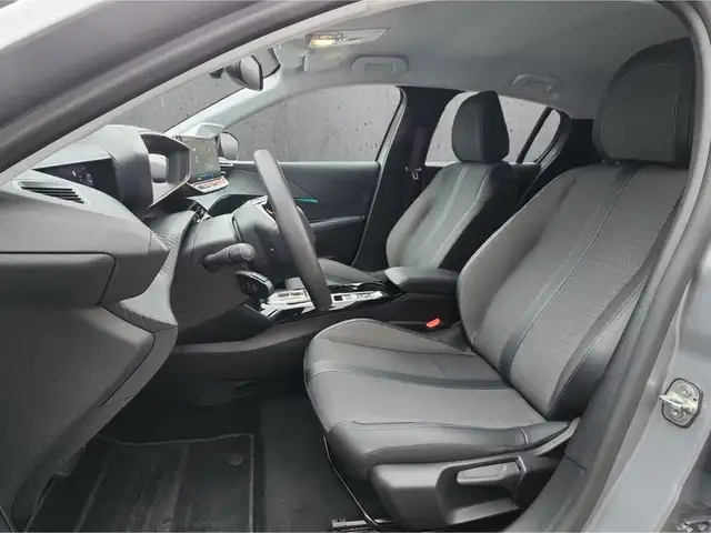 Peugeot 208 view 9