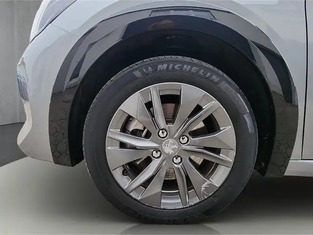 Peugeot 208 view 11