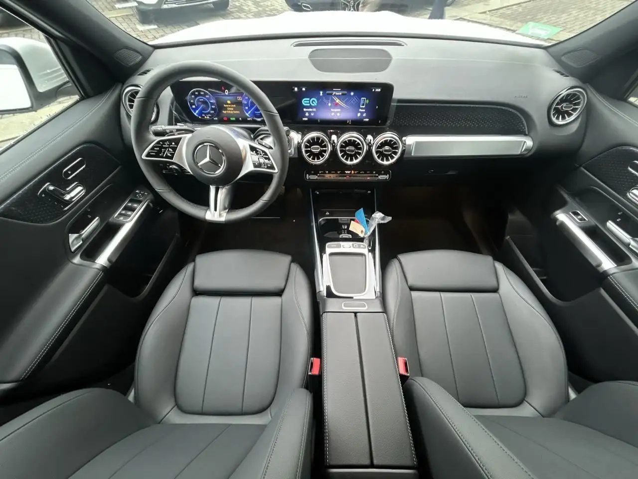 Mercedes-Benz EQB снимка Mercedes-Benz EQB