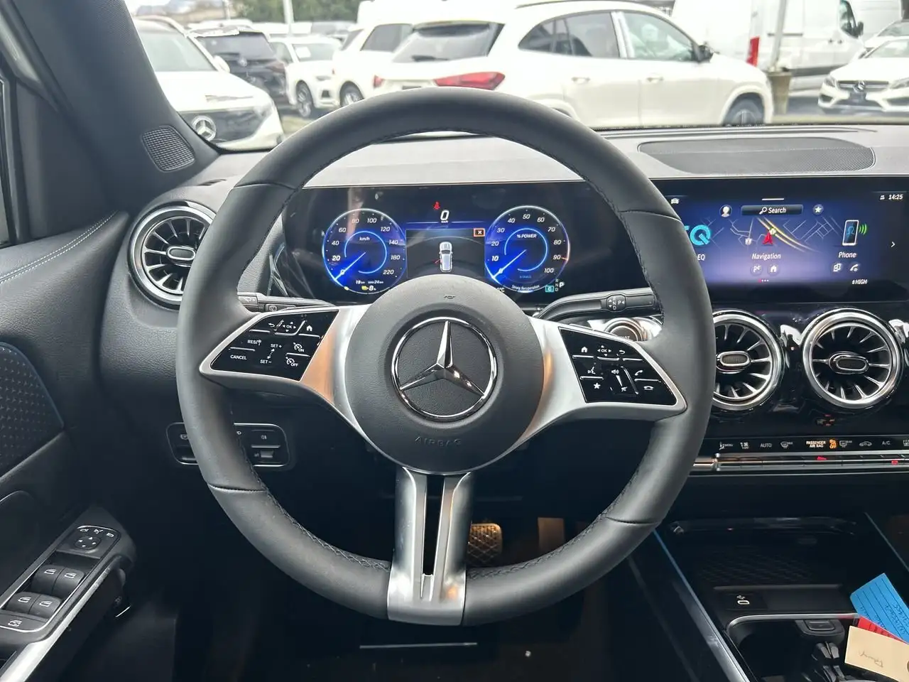 Mercedes-Benz EQB снимка Mercedes-Benz EQB