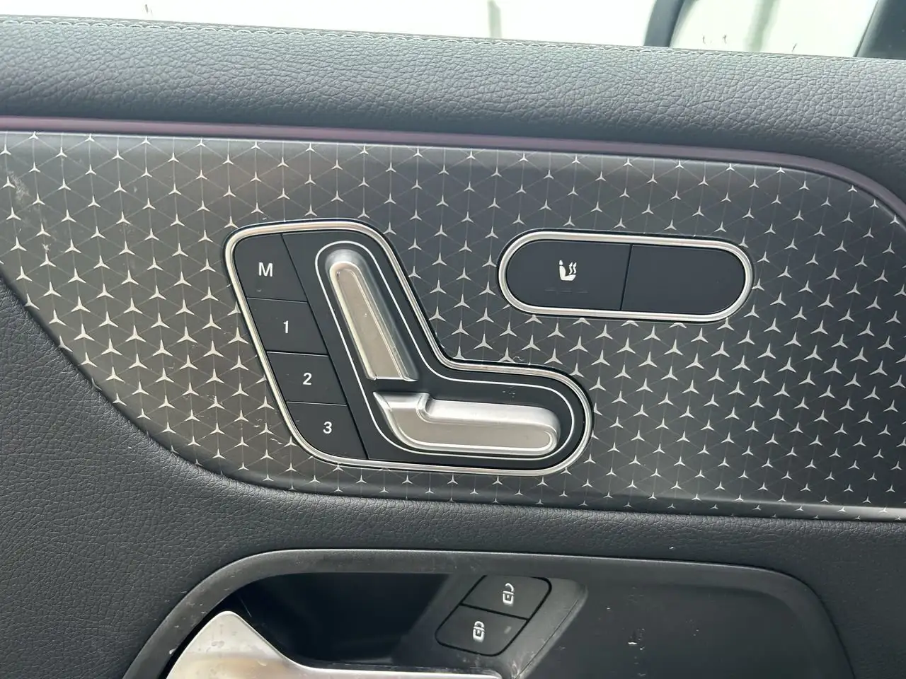 Mercedes-Benz EQB снимка Mercedes-Benz EQB