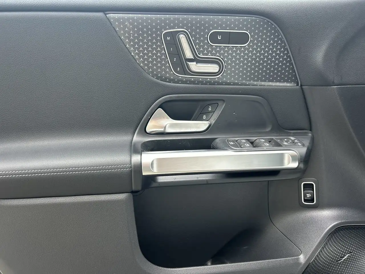 Mercedes-Benz EQB снимка Mercedes-Benz EQB