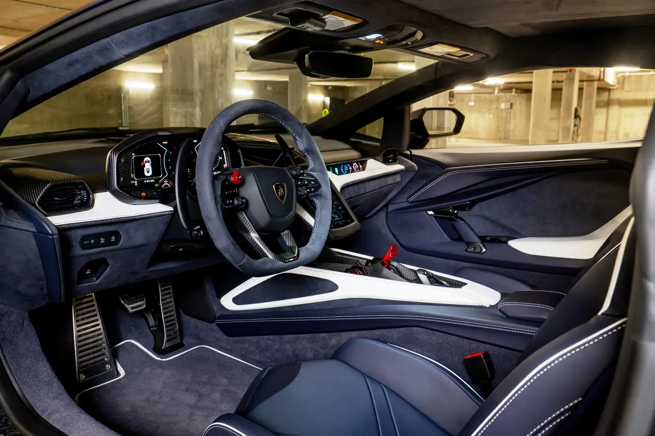 Lamborghini Revuelto снимка Lamborghini Revuelto