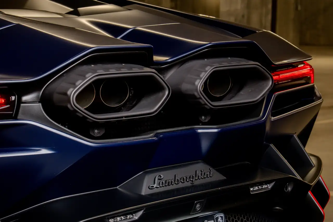 Lamborghini Revuelto снимка Lamborghini Revuelto