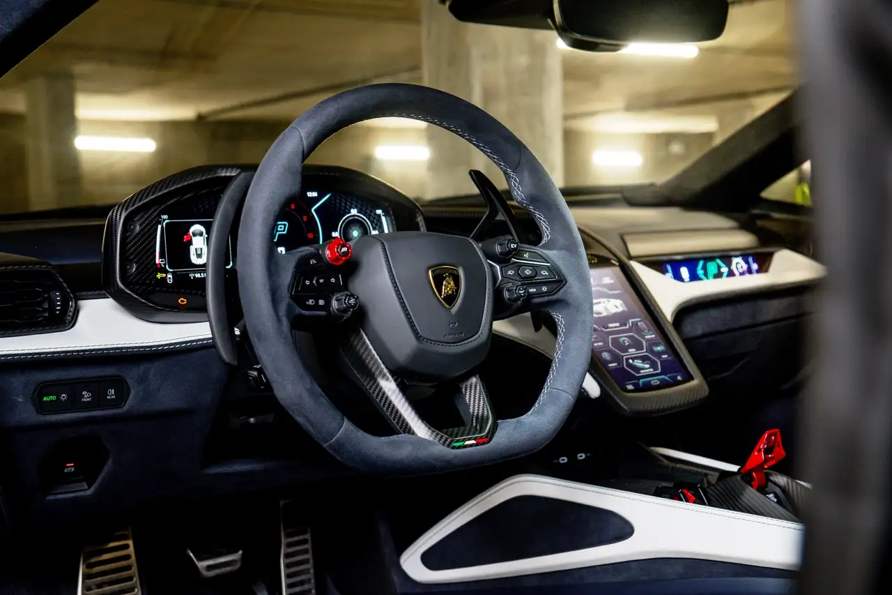 Lamborghini Revuelto снимка Lamborghini Revuelto