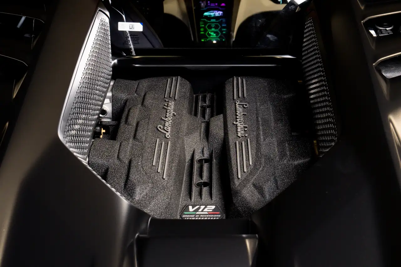 Lamborghini Revuelto снимка Lamborghini Revuelto