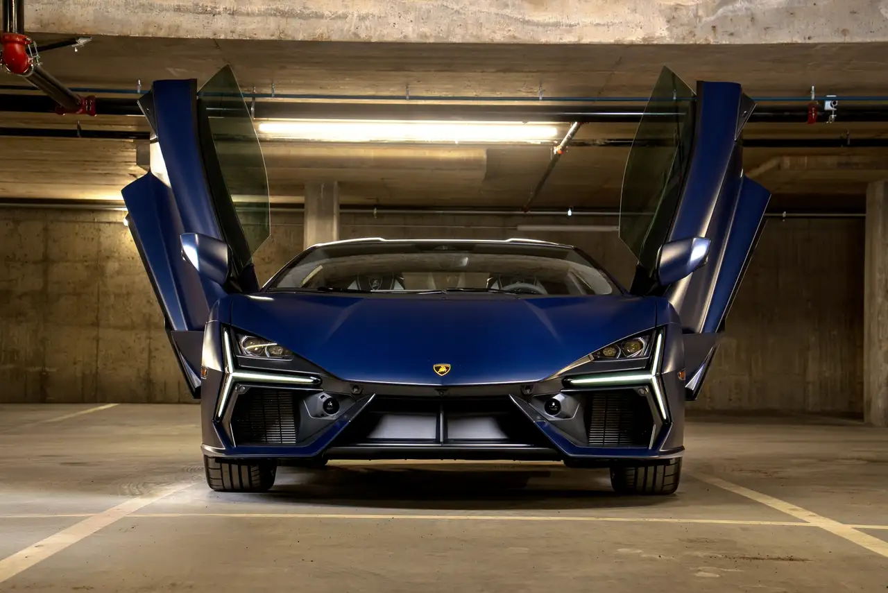 Lamborghini Revuelto снимка Lamborghini Revuelto
