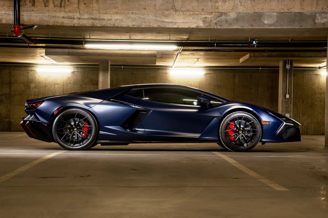 Lamborghini Revuelto снимка Lamborghini Revuelto