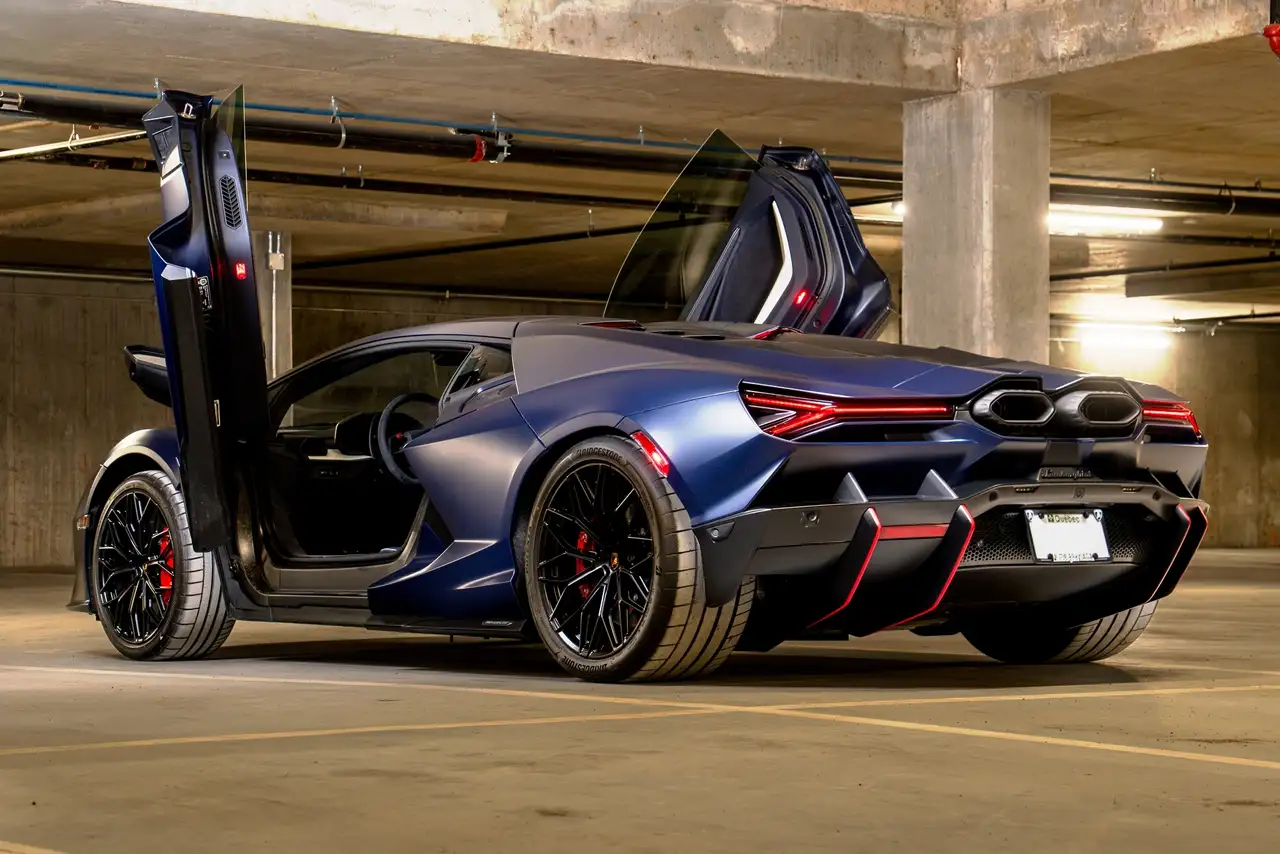 Lamborghini Revuelto снимка Lamborghini Revuelto