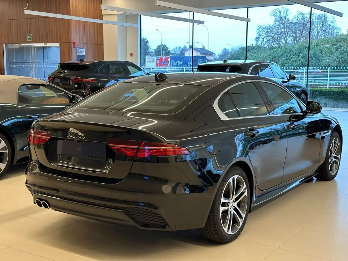 Jaguar XE 2.0 D 204 CV aut. R-Dynamic S Czarny - 2