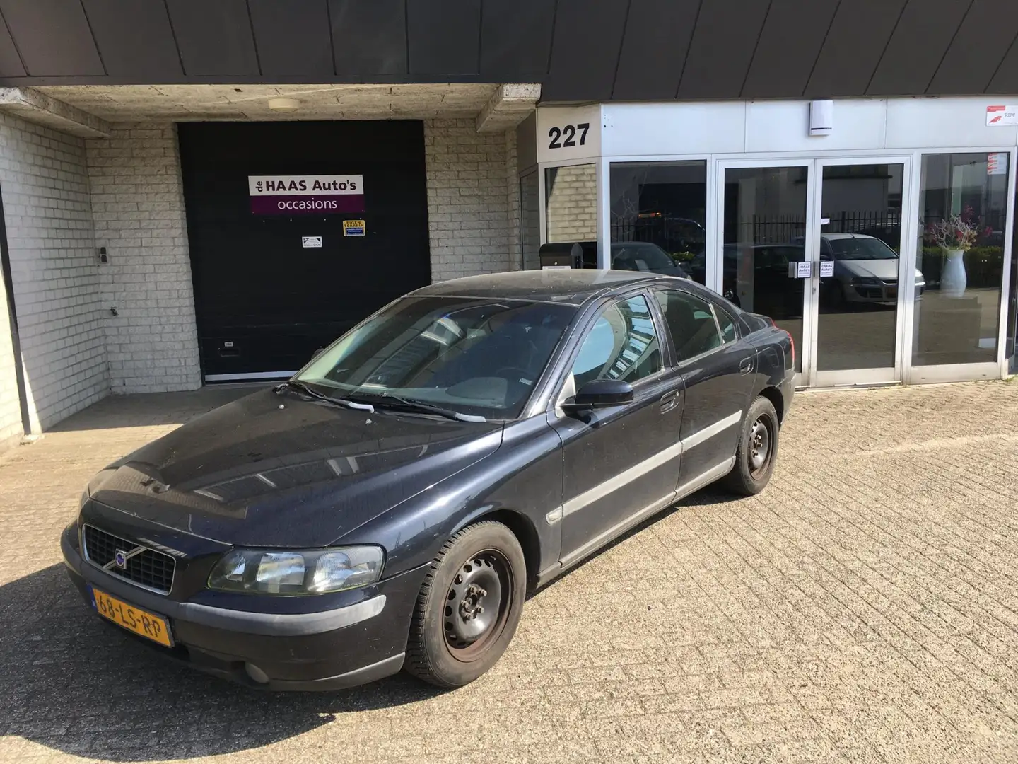 Volvo S60 2.4 / AUTOMAAT / APK JUNI 2025 / RIJDT PRIMA / Noir - 1