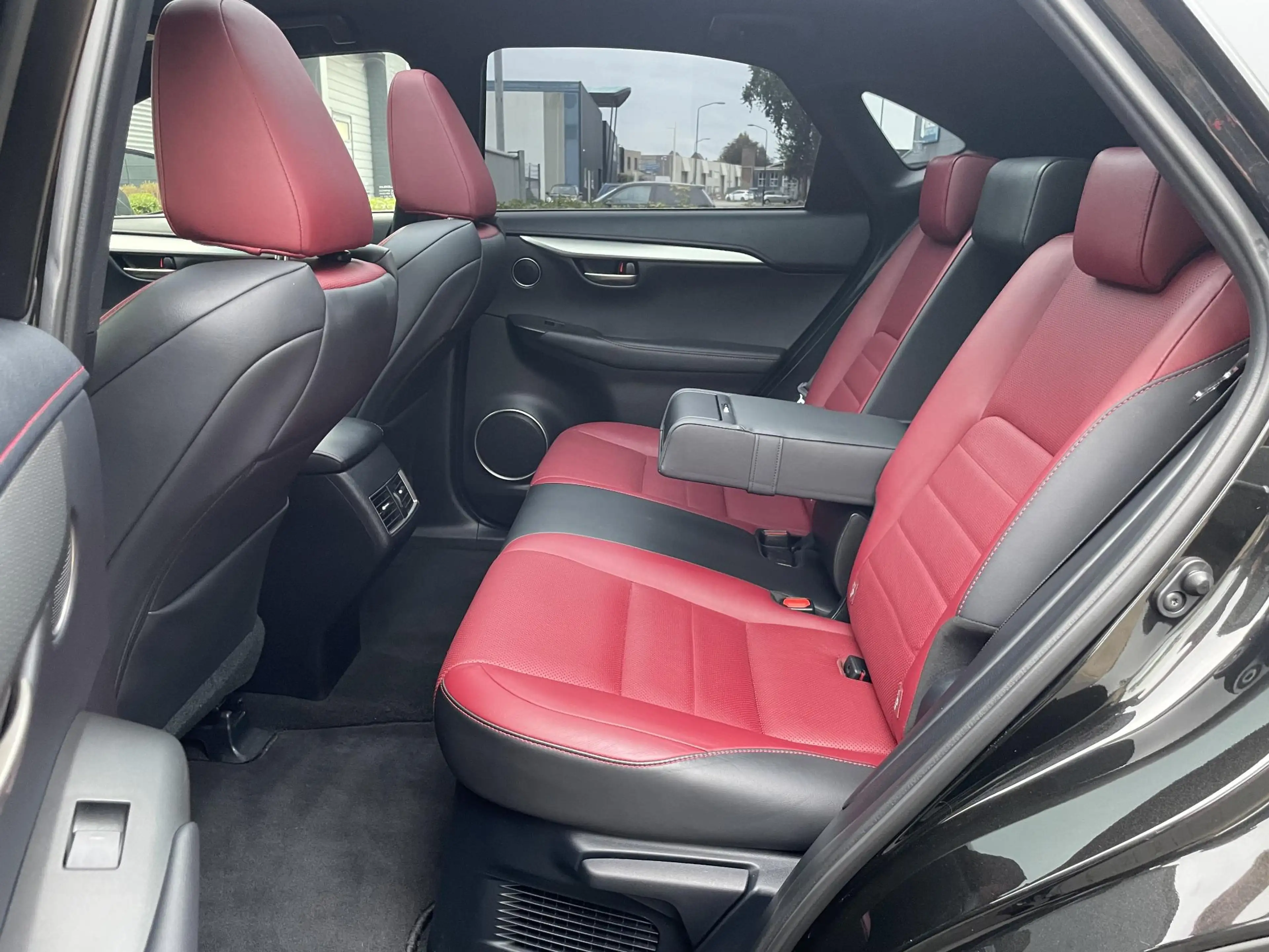 Lexus NX 300h AWD F-Sport Hybrid Dealer onderhouden — photo 15