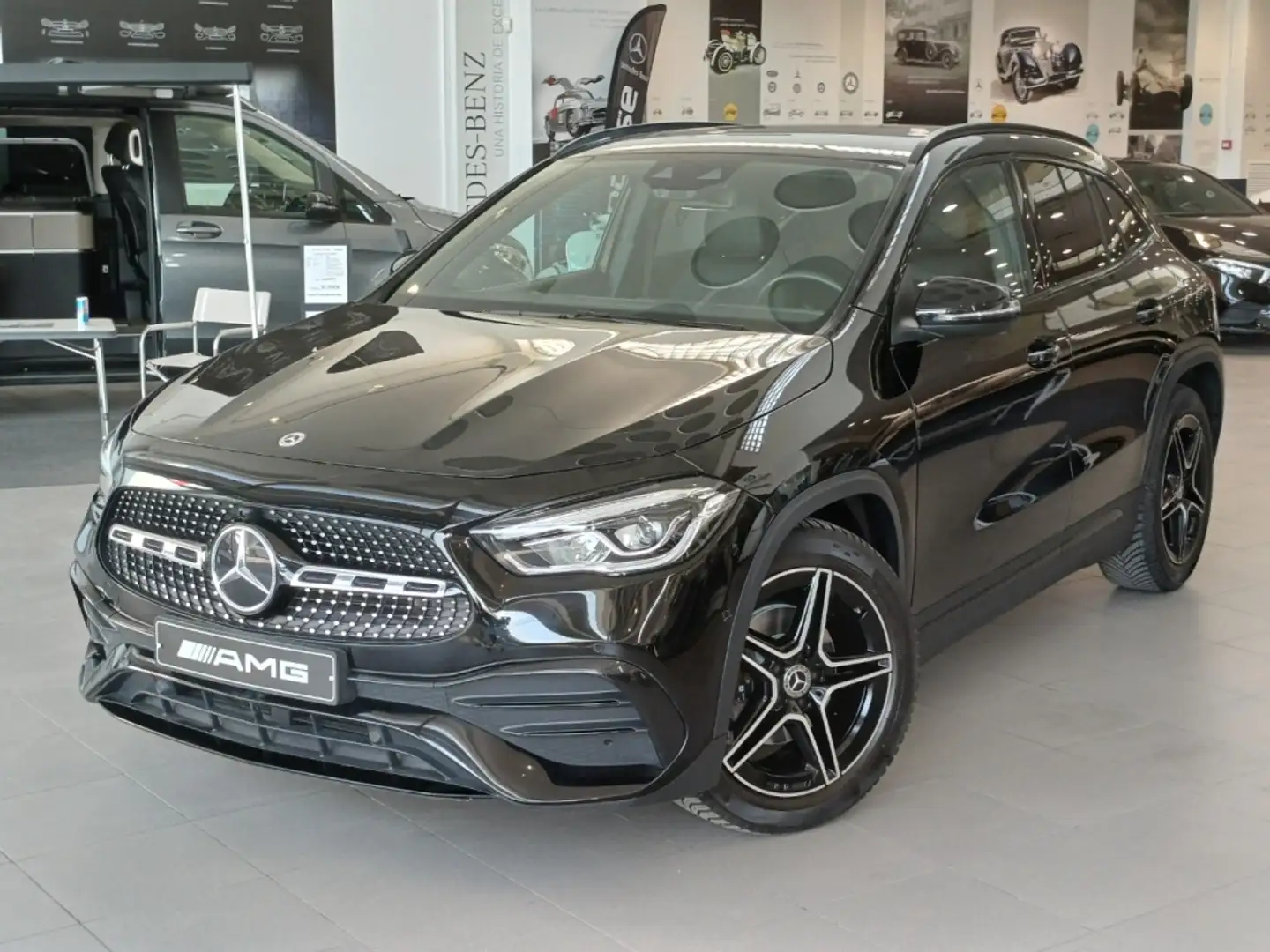 Mercedes-Benz GLA 200 7G-DCT Schwarz - 1