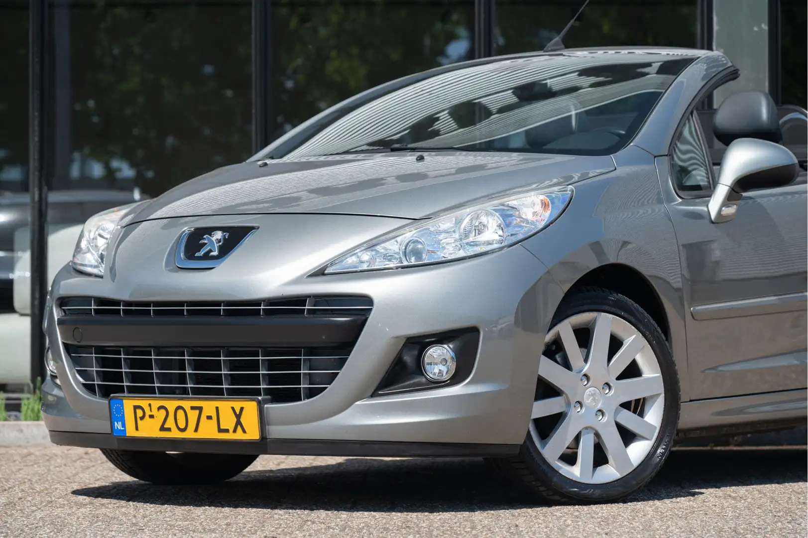 Peugeot 207 CC 1.6 VTi Roland Garros Automaat | PDC | Stoelver Gris - 2