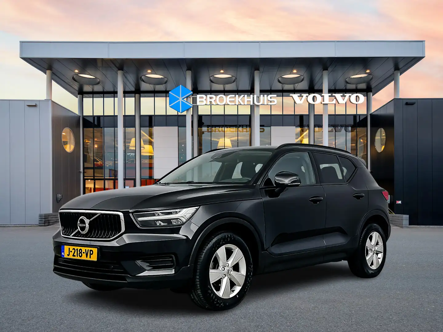 Volvo XC40 T2 Momentum Core | Navigatie | Carplay | Getint gl Zwart - 1