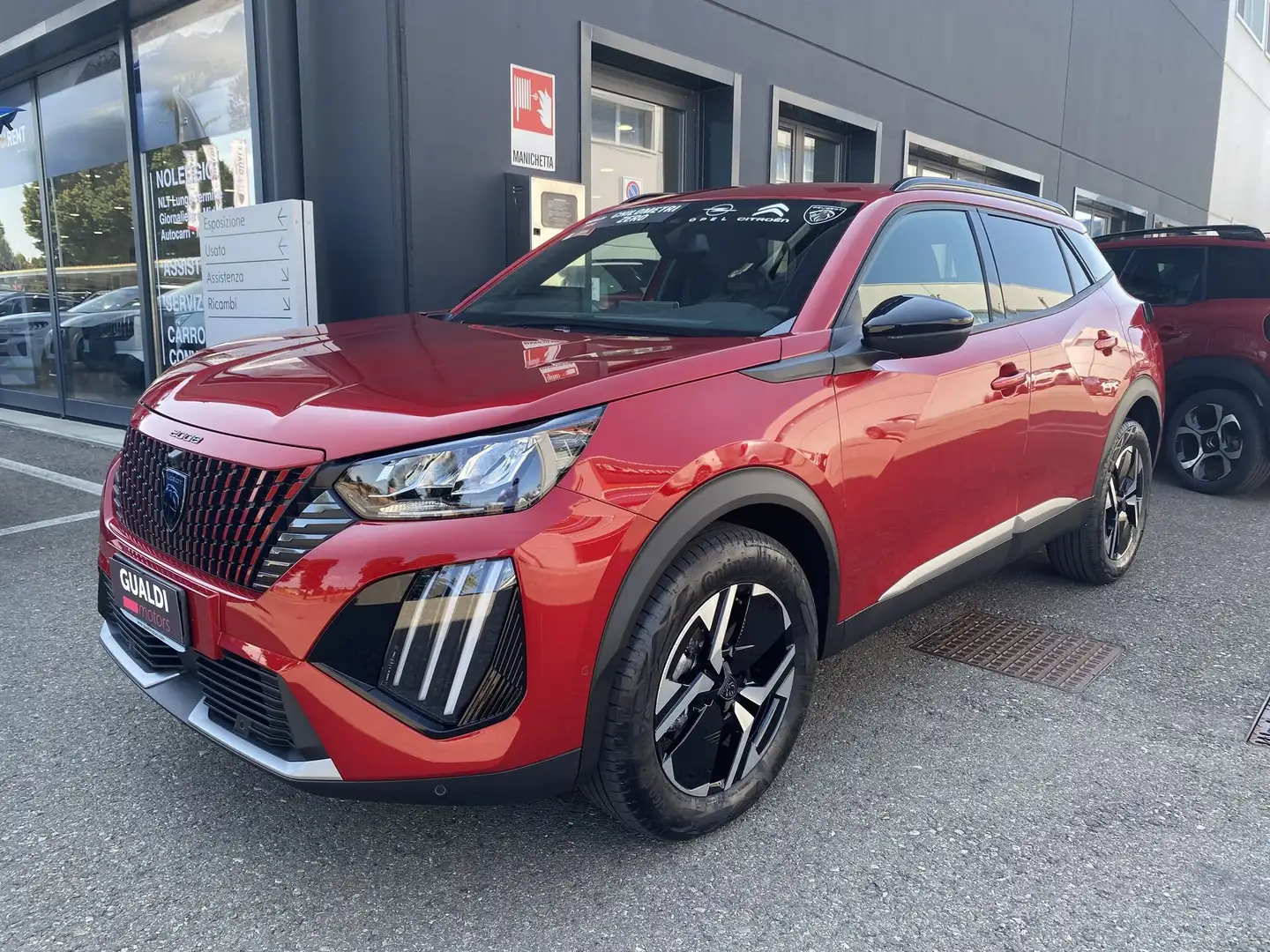 Peugeot 2008 Hybrid 136 e-DCS6 Allure Rosso - 1