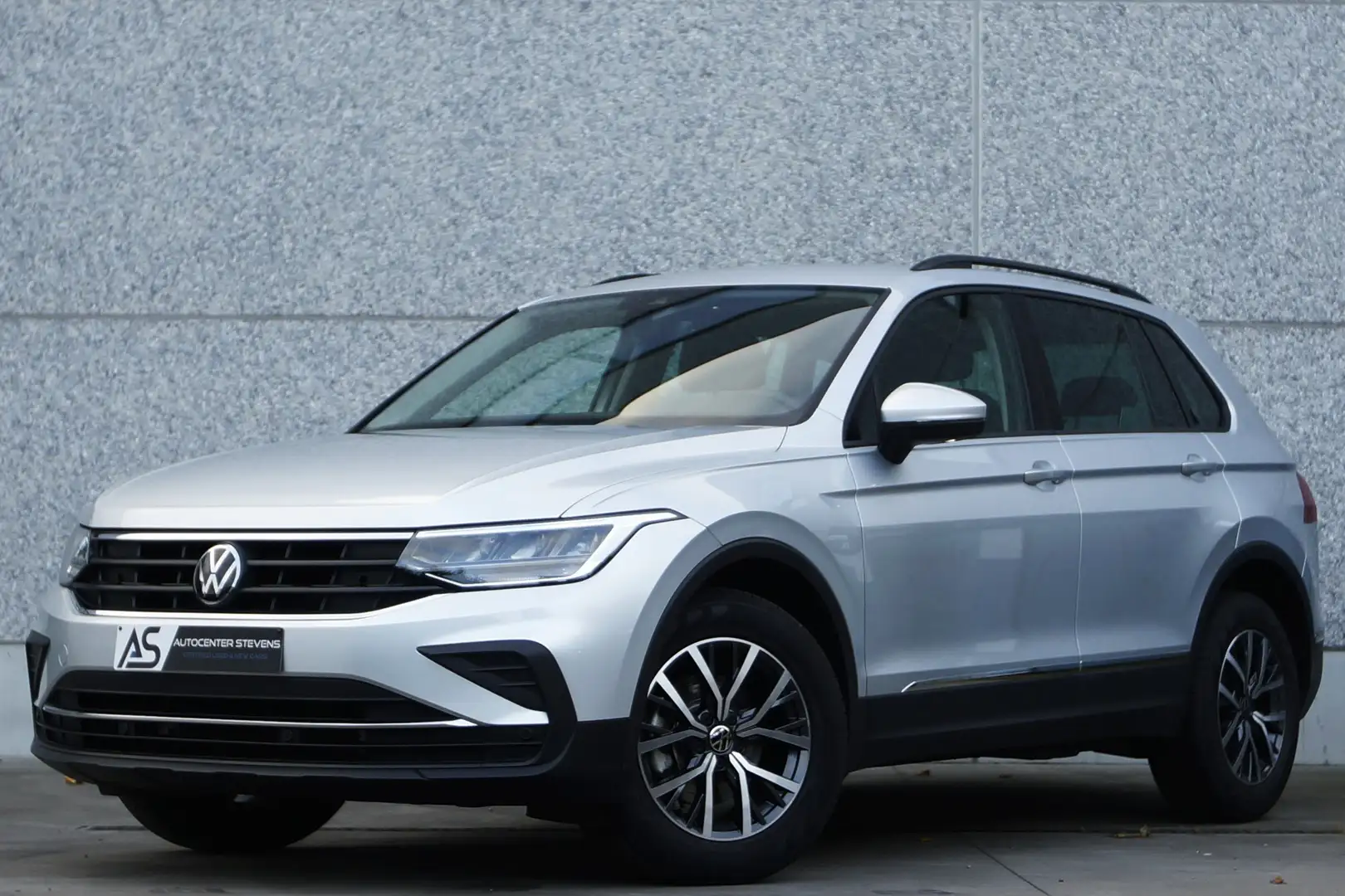 Volkswagen Tiguan Tiguan 1.5 TSI OPF DSG Life Silber - 1