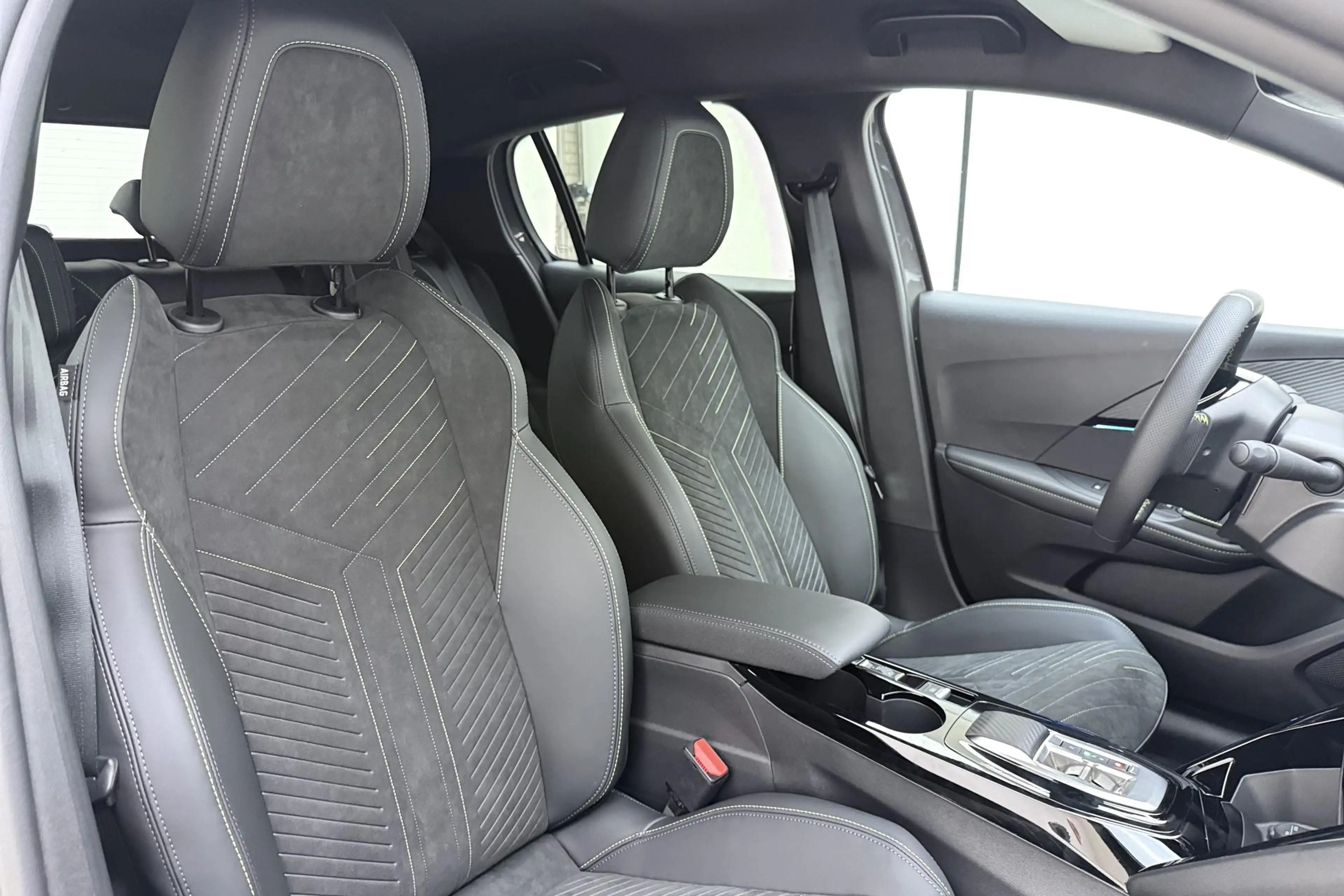 Peugeot e-208 EV GT Avantage 51 kWh Alcantara® Executive Interio — photo 14