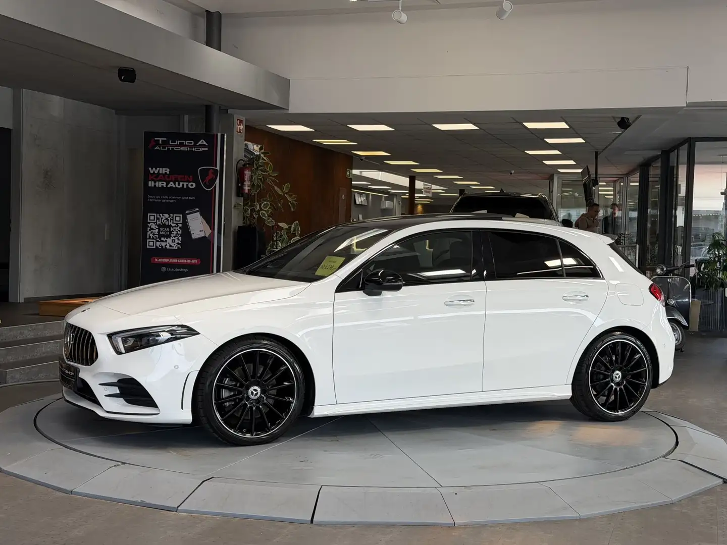 Mercedes-Benz A 250 AMG-Paket *Pano*Memory-Sitz*Ambiente Weiß - 2