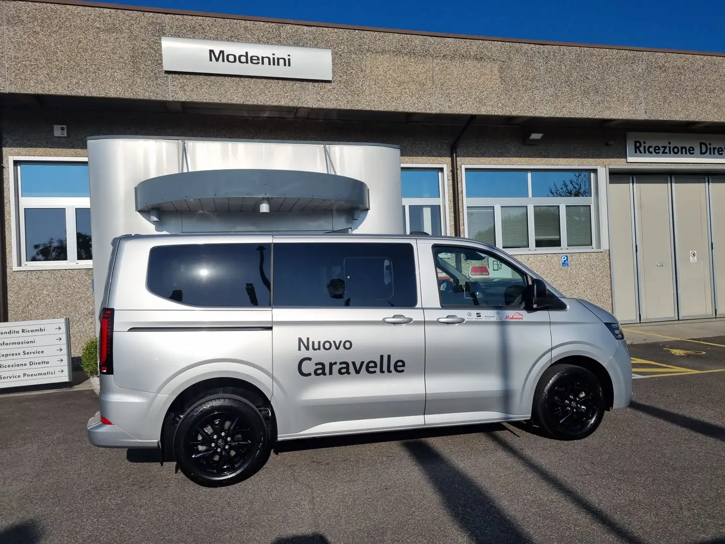Volkswagen T7 Caravelle Life 2.0 TDI 110 Kw Iva Esposta Gris - 2