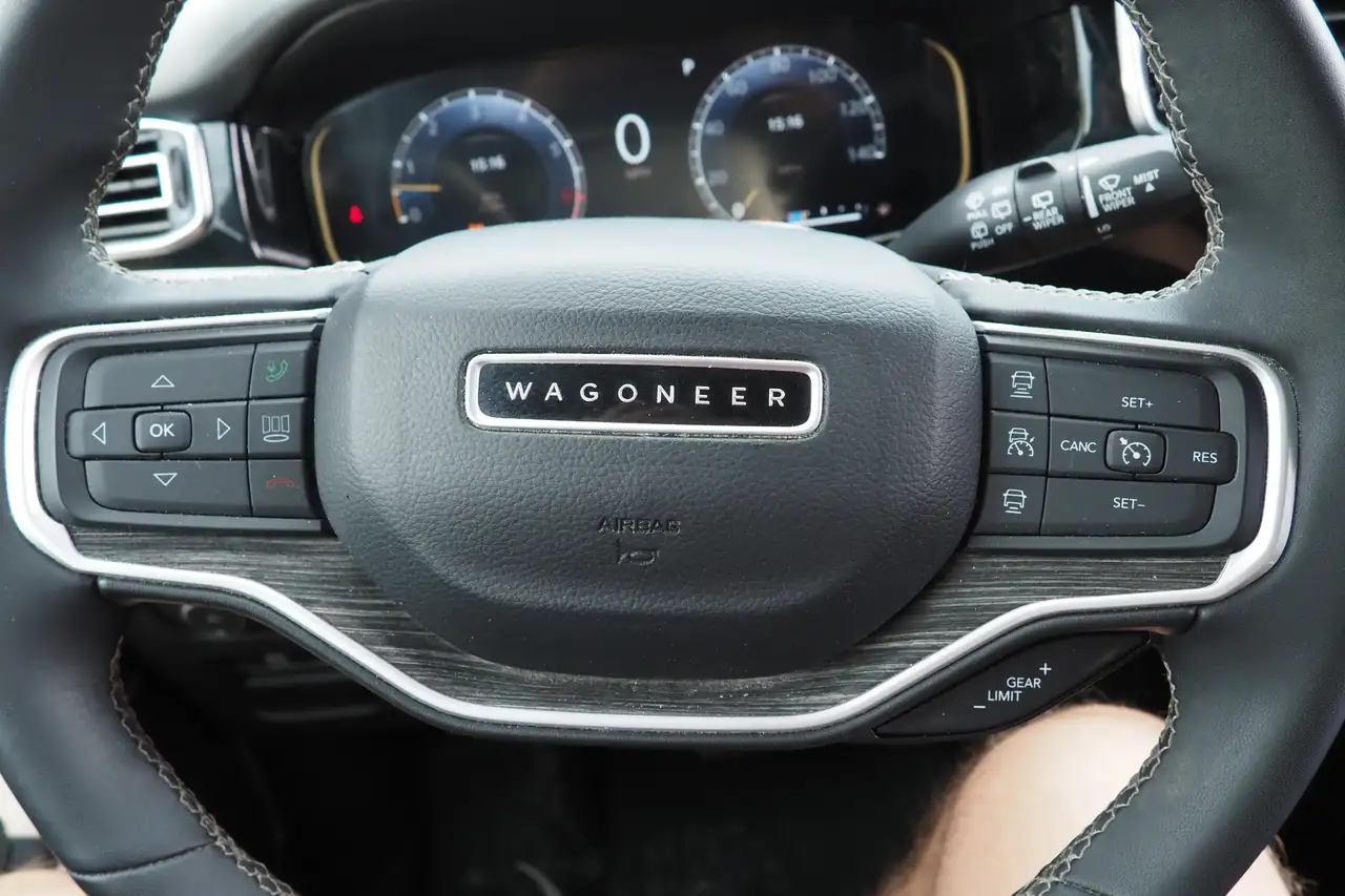 Jeep Wagoneer снимка Jeep Wagoneer