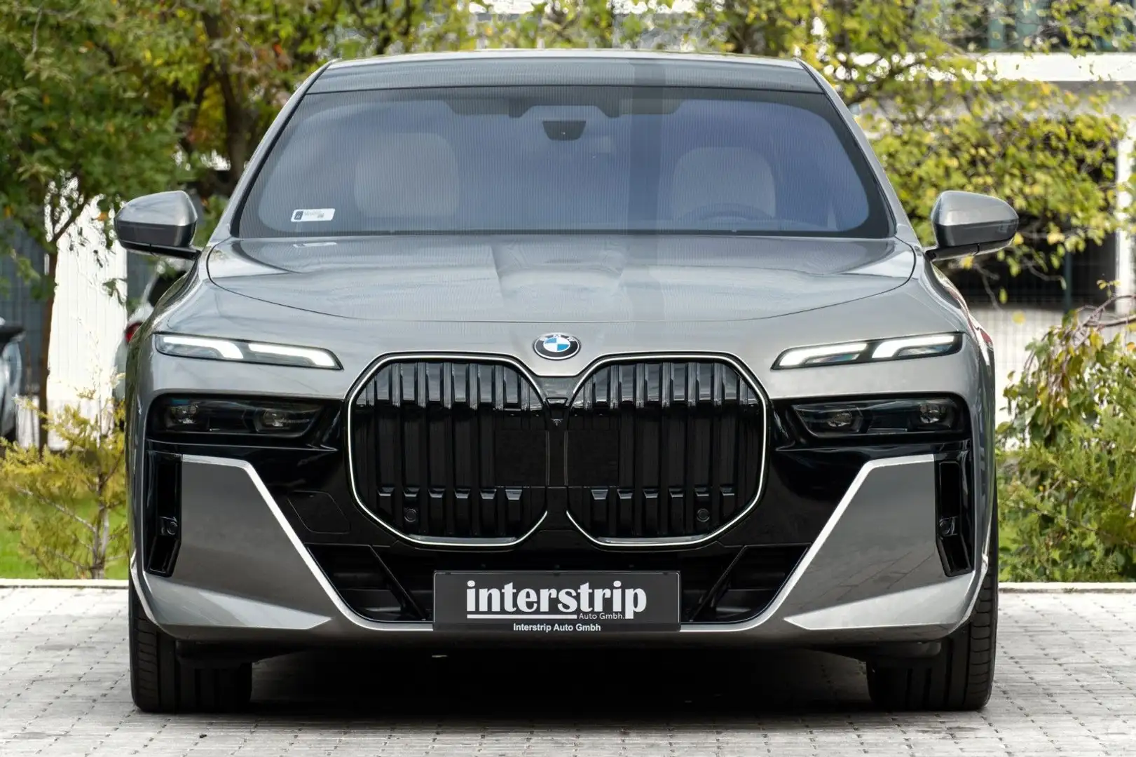 BMW 740 d M SPORT.MASSAGE.CONNOISSEUR.SKY.B&W.5/100 Grau - 2