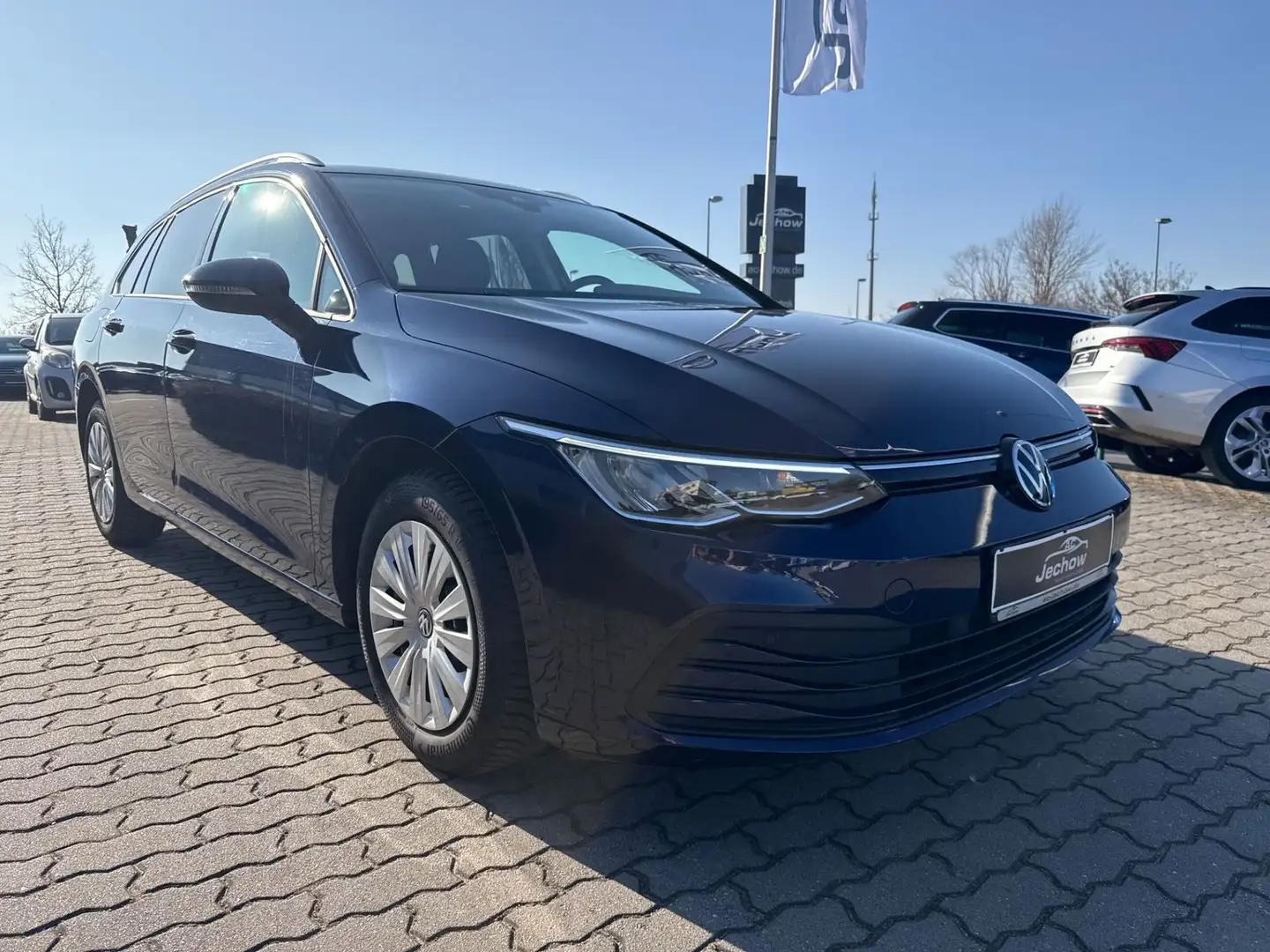 Volkswagen Golf VIII 1.5 eTSI Life Acc el.Heckk. Lenkradhei Blau - 2