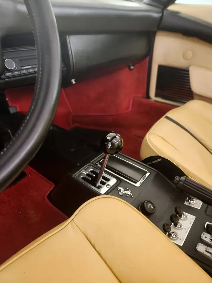 Ferrari 308 GTS Vergaser roter Teppich Magnum, foto 9