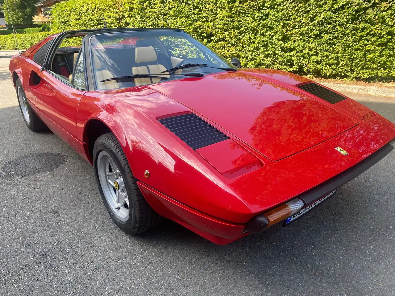 Ferrari 308 GTS Vergaser roter Teppich Magnum, foto 4