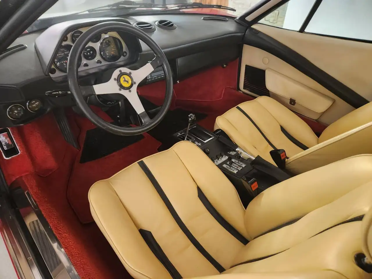 Ferrari 308 GTS Vergaser roter Teppich Magnum, foto 6